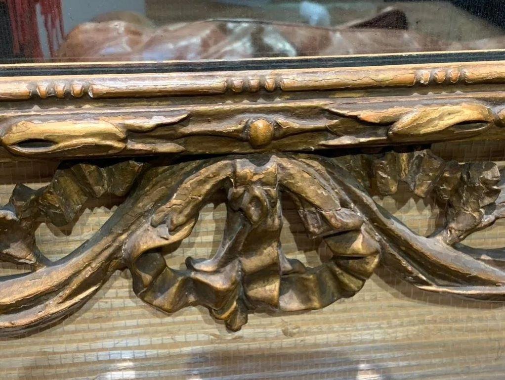 Bois doré Miroir en bois doré sculpté français du 19ème siècle avec décor en verrre églomisé en vente