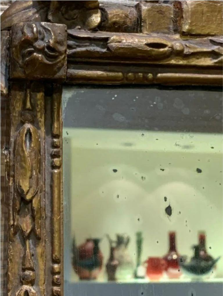 Miroir en bois doré sculpté français du 19ème siècle avec décor en verrre églomisé en vente 2