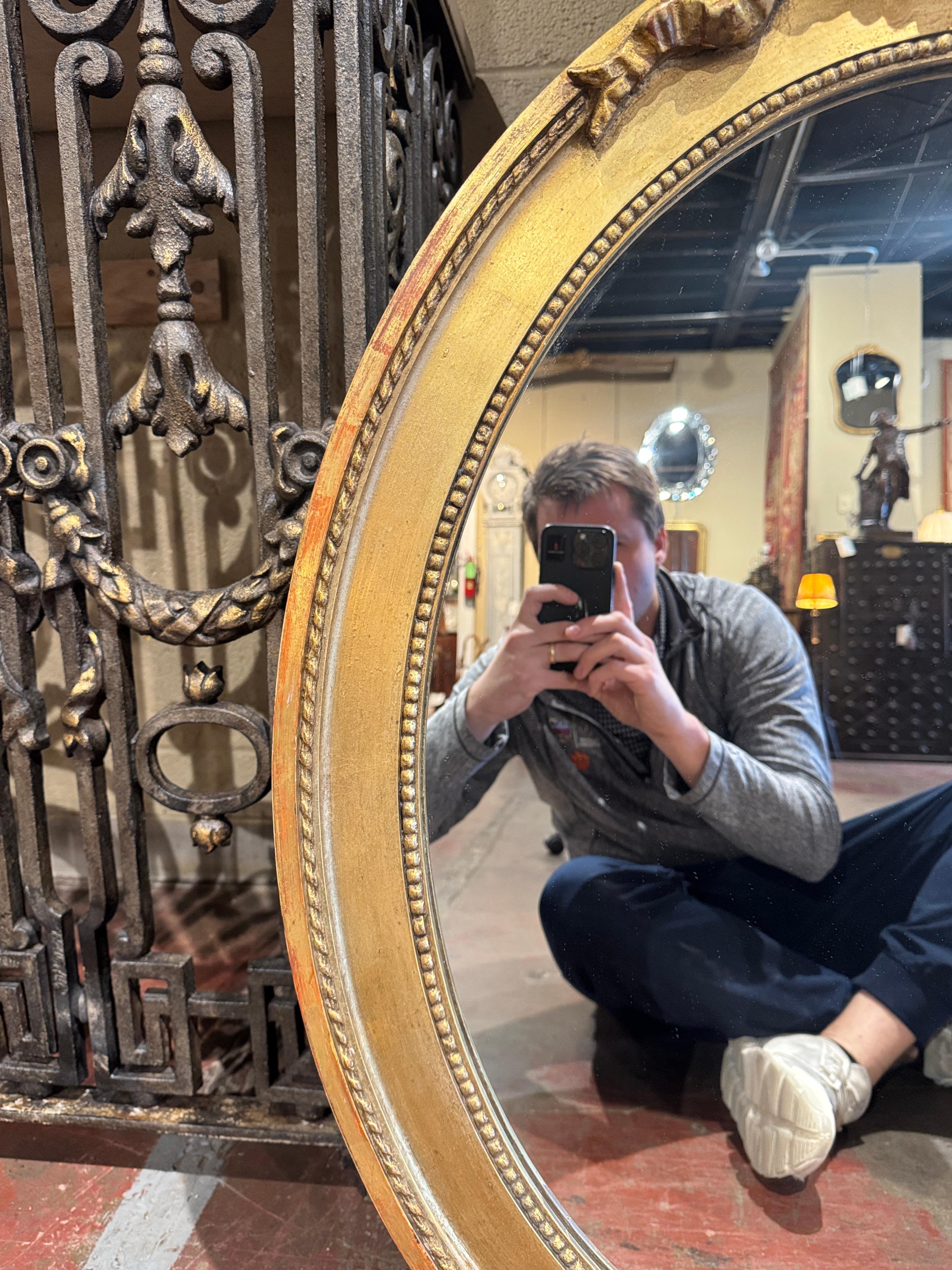 Intagliato a mano Specchio da parete ovale in legno dorato intagliato del XIX secolo con arco a nastro Luigi XVI in vendita