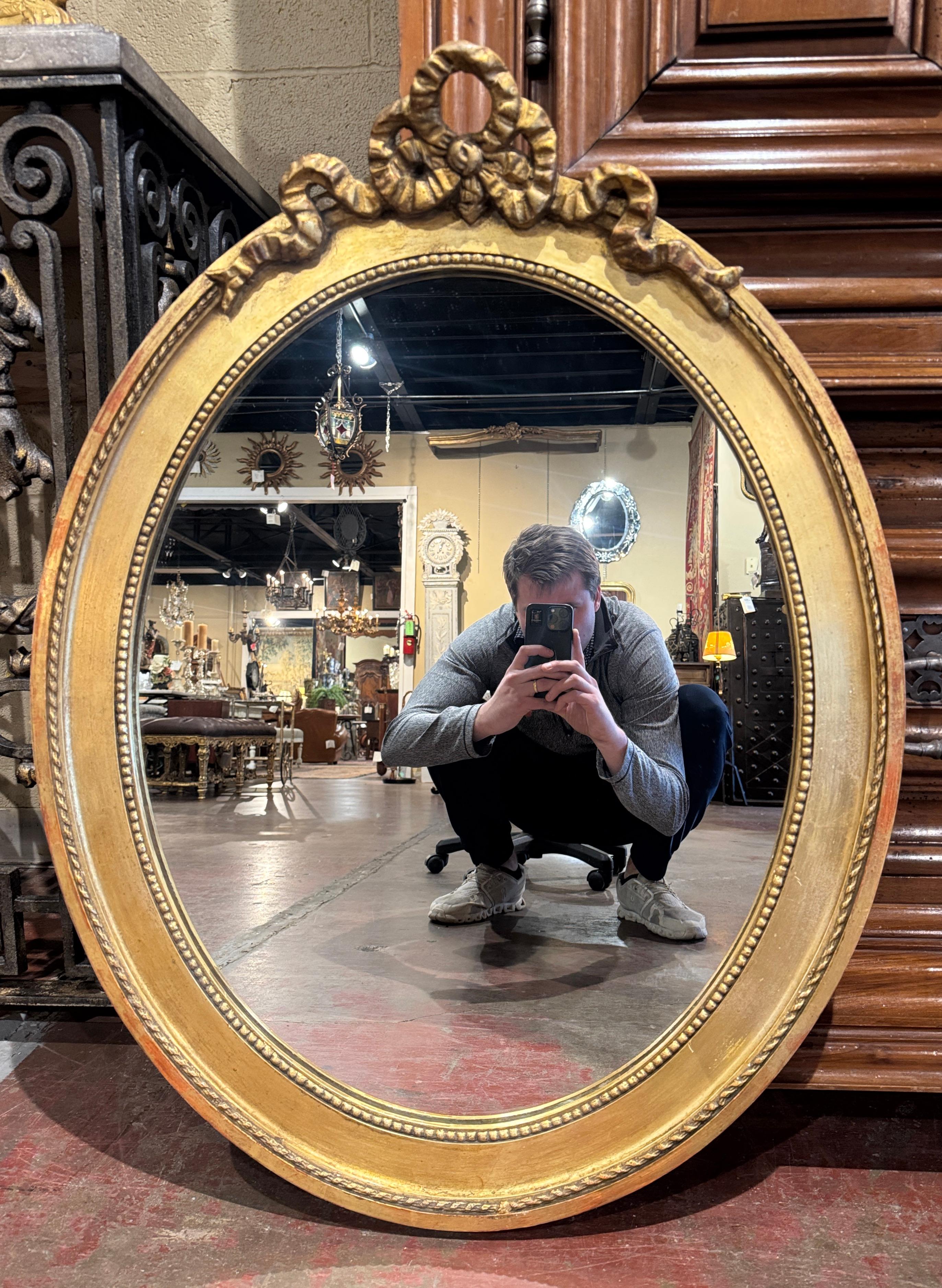 Specchio da parete ovale in legno dorato intagliato del XIX secolo con arco a nastro Luigi XVI In condizioni ottime in vendita a Dallas, TX