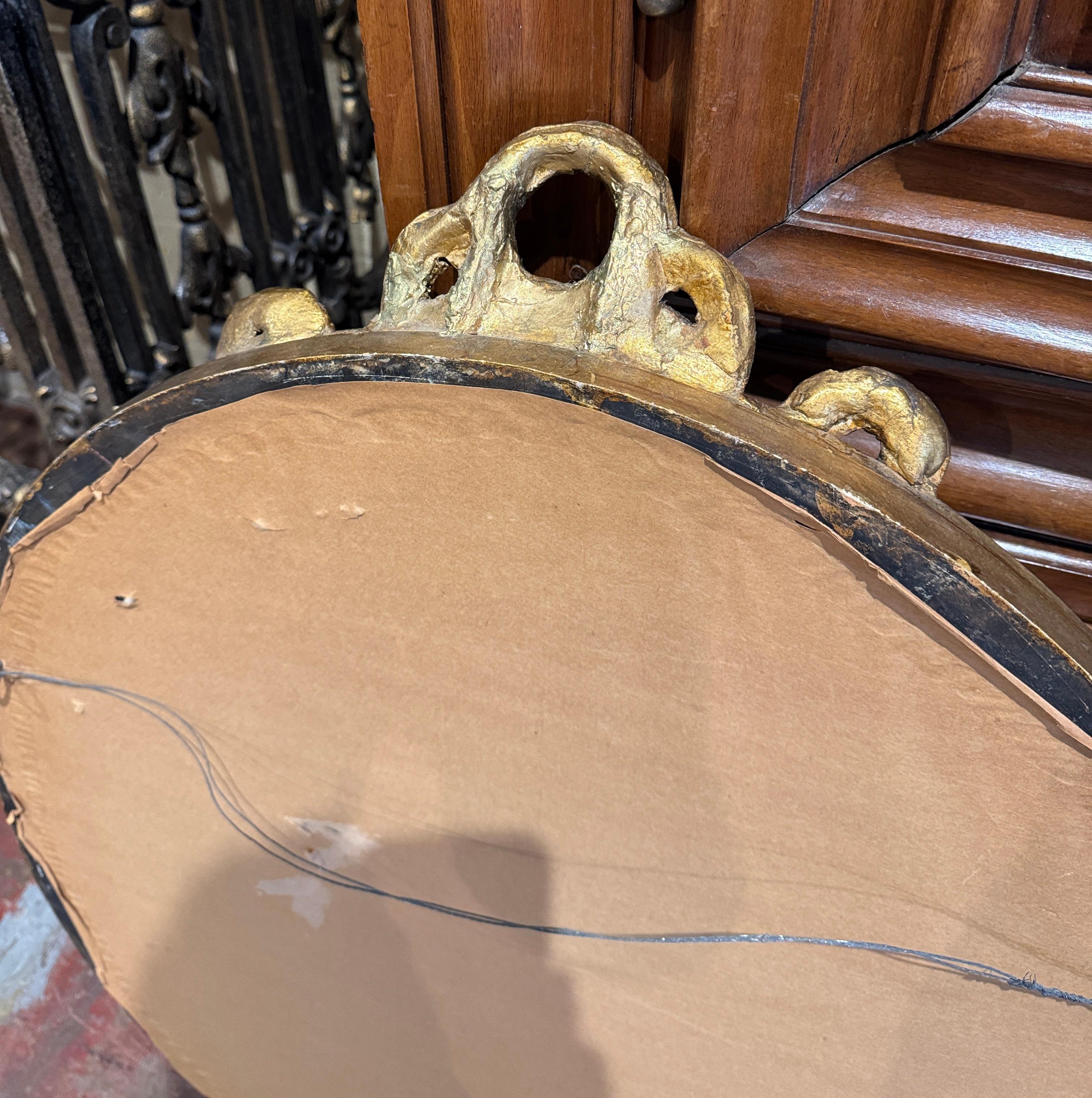 Specchio da parete ovale in legno dorato intagliato del XIX secolo con arco a nastro Luigi XVI in vendita 2
