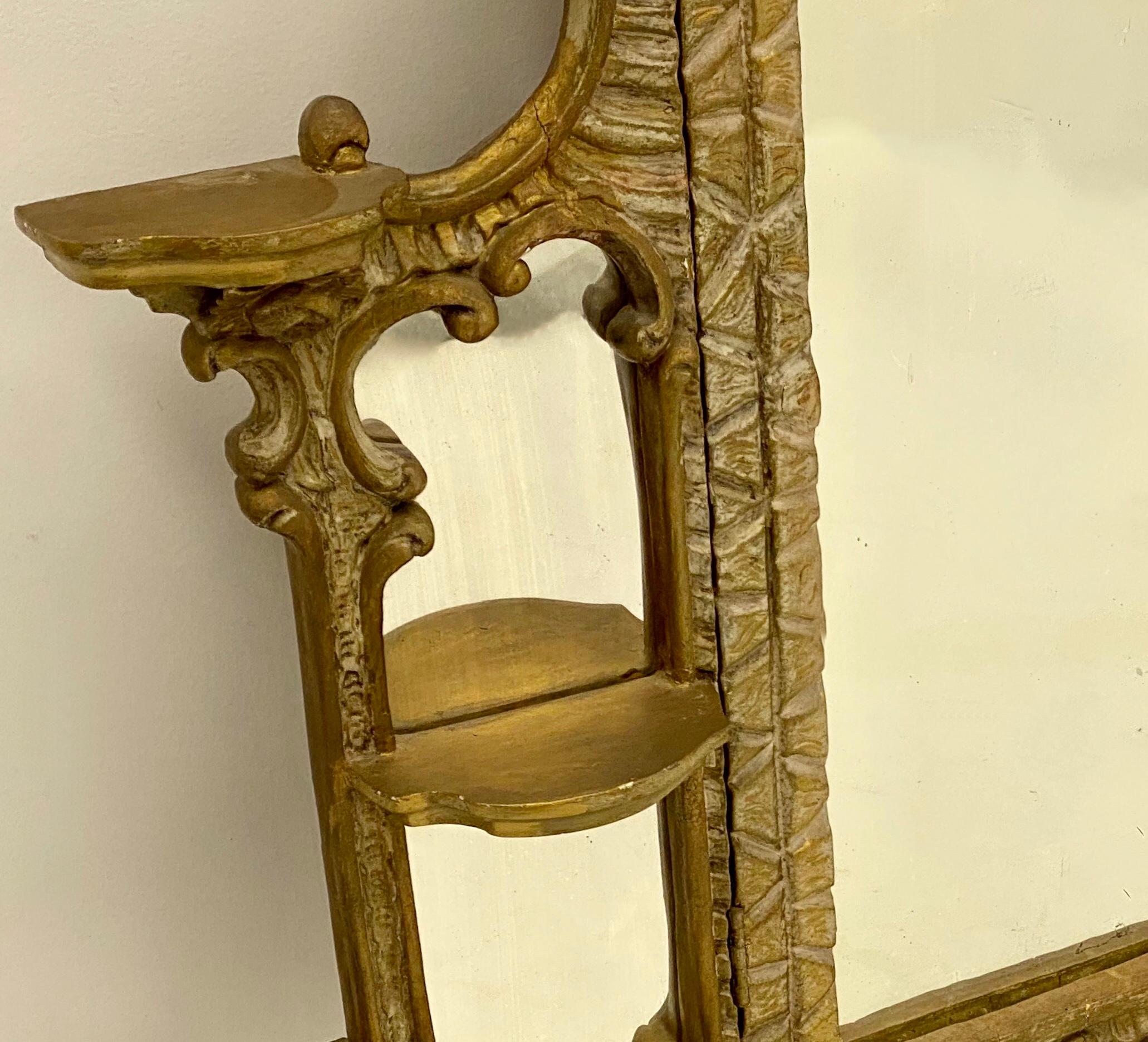 Français Miroir en forme de triptyque en bois doré sculpté français du 19ème siècle en vente