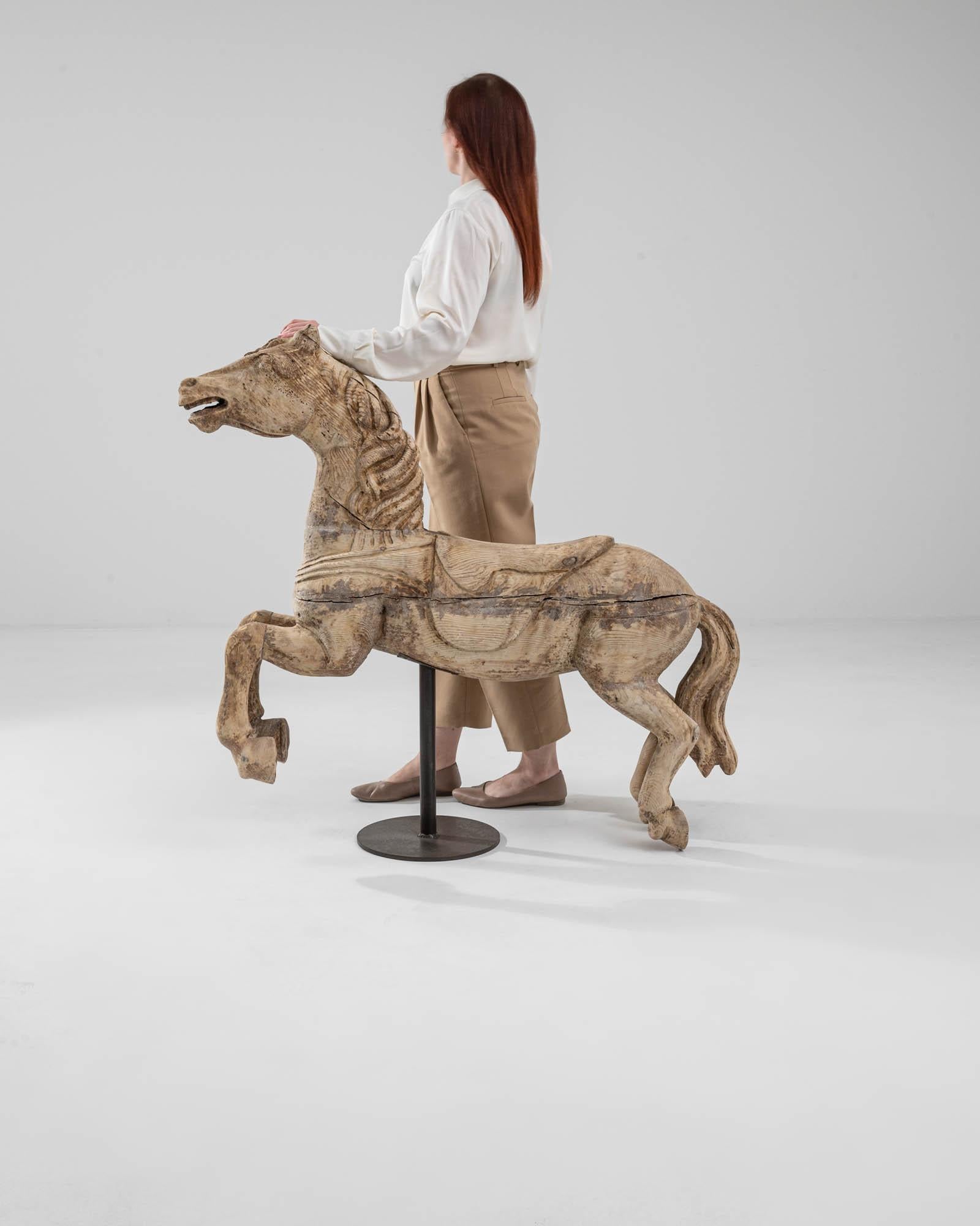 Français Cheval sculpté français du 19ème siècle sur socle en métal en vente
