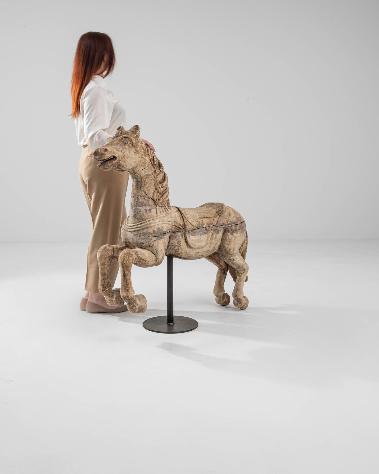 Cheval sculpté français du 19ème siècle sur socle en métal Bon état - En vente à High Point, NC