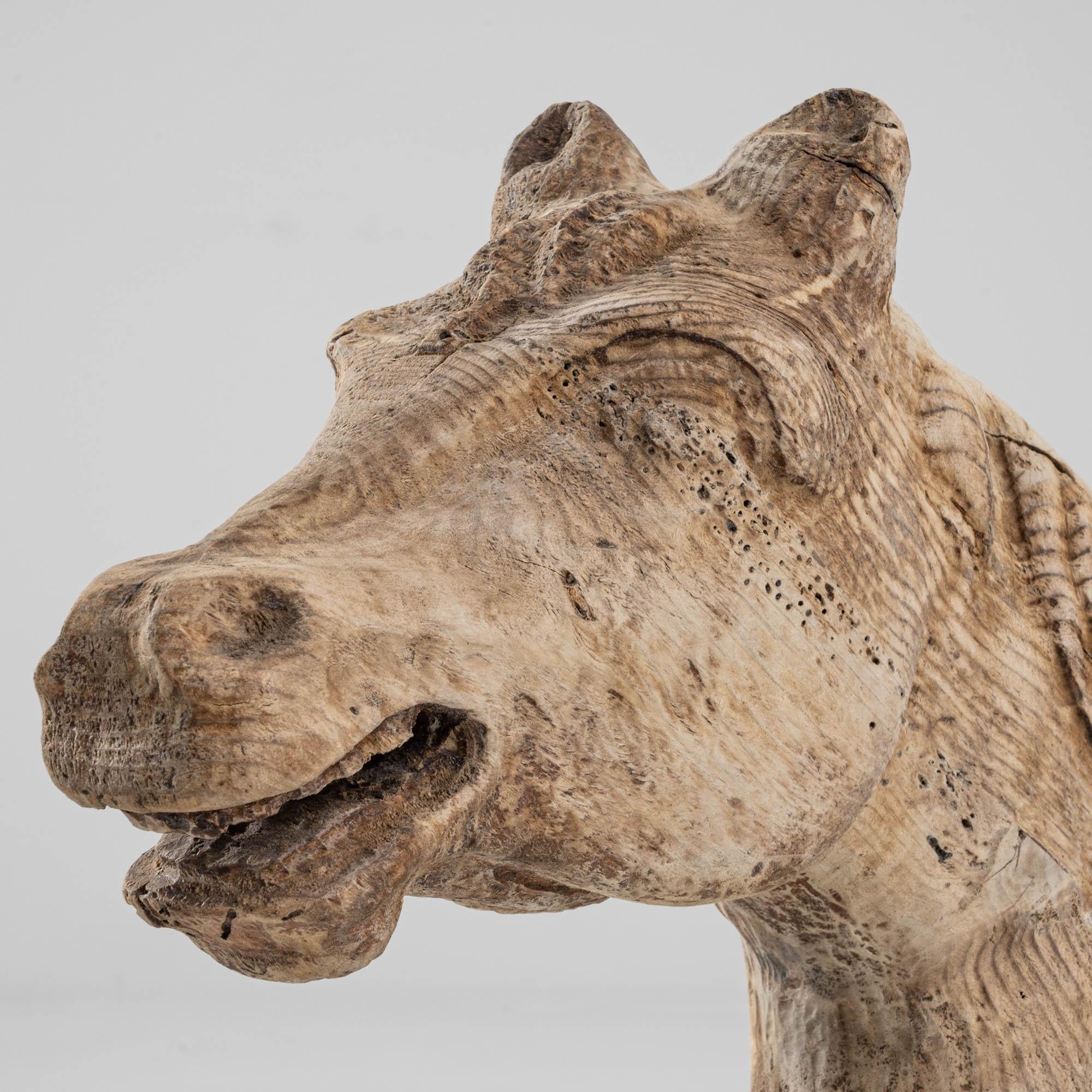 Cheval sculpté français du 19ème siècle sur socle en métal en vente 1