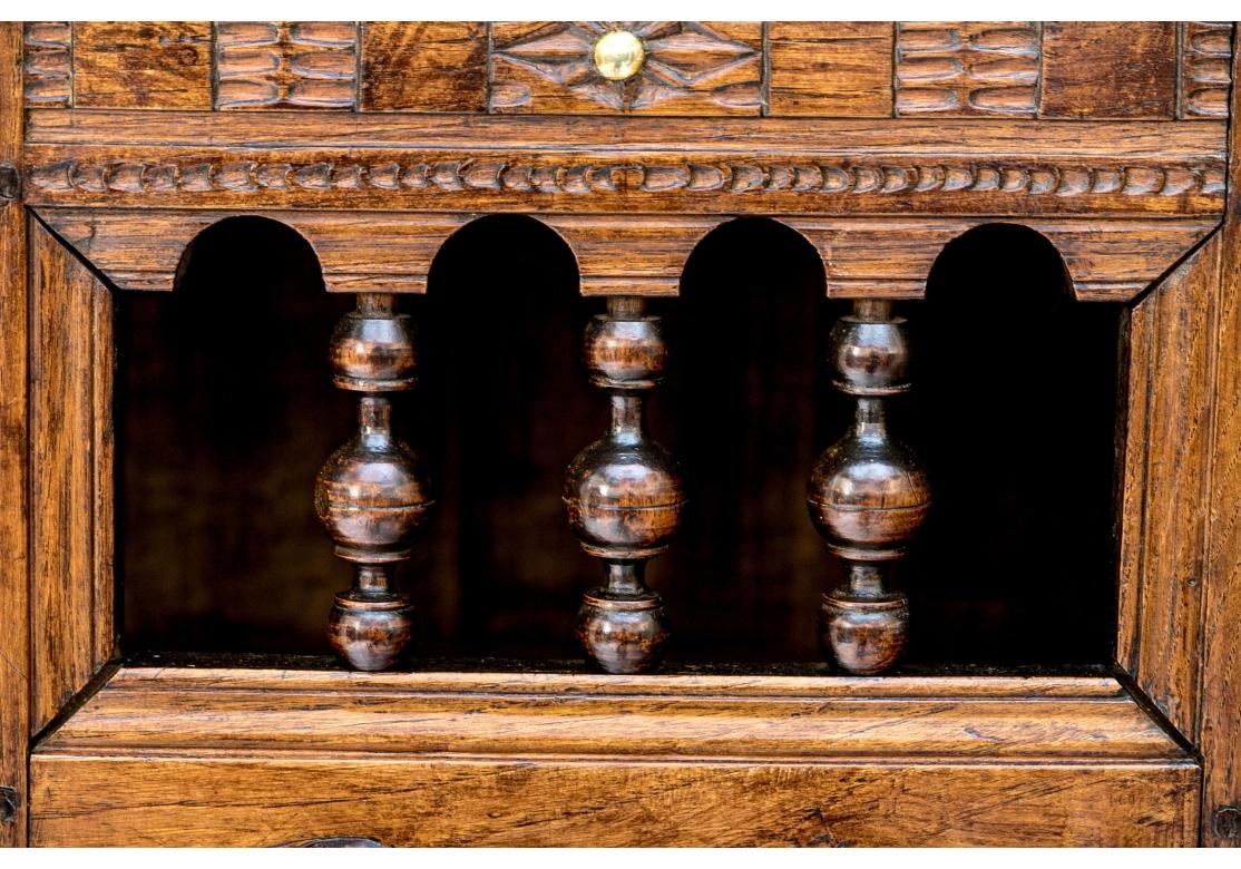 Lit français du 19e siècle sculpté, fermé comme une armoire sur un stand en vente 3