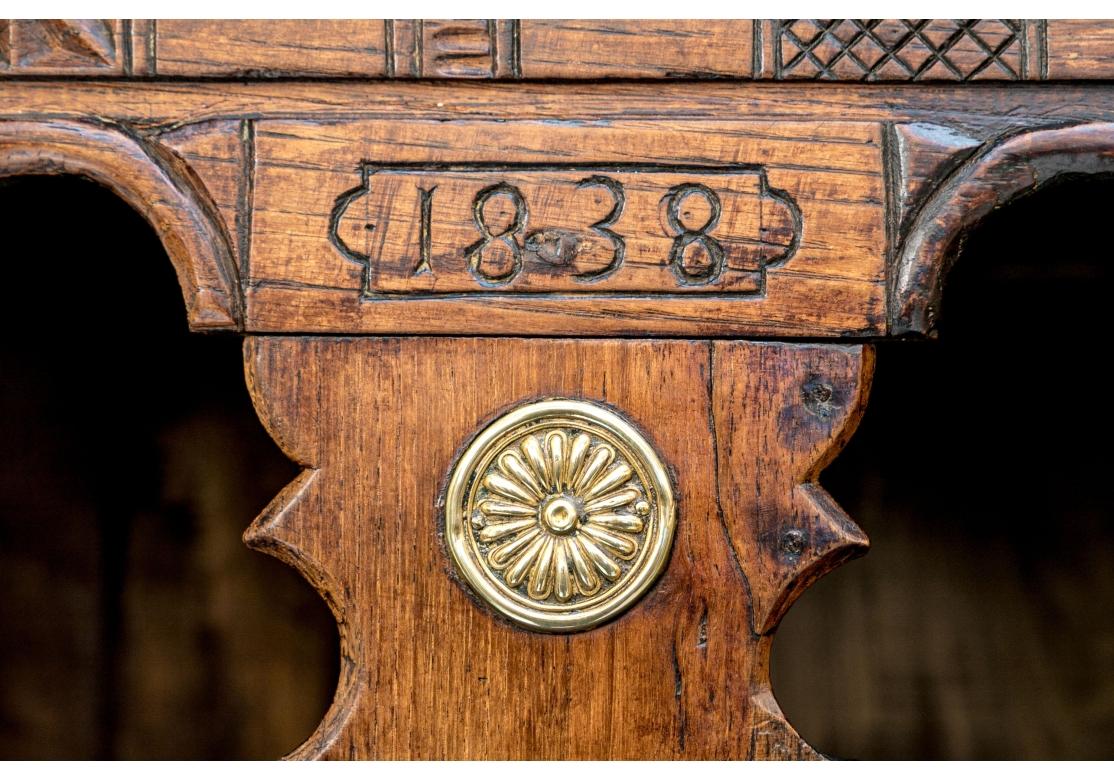 Lit français du 19e siècle sculpté, fermé comme une armoire sur un stand en vente 4