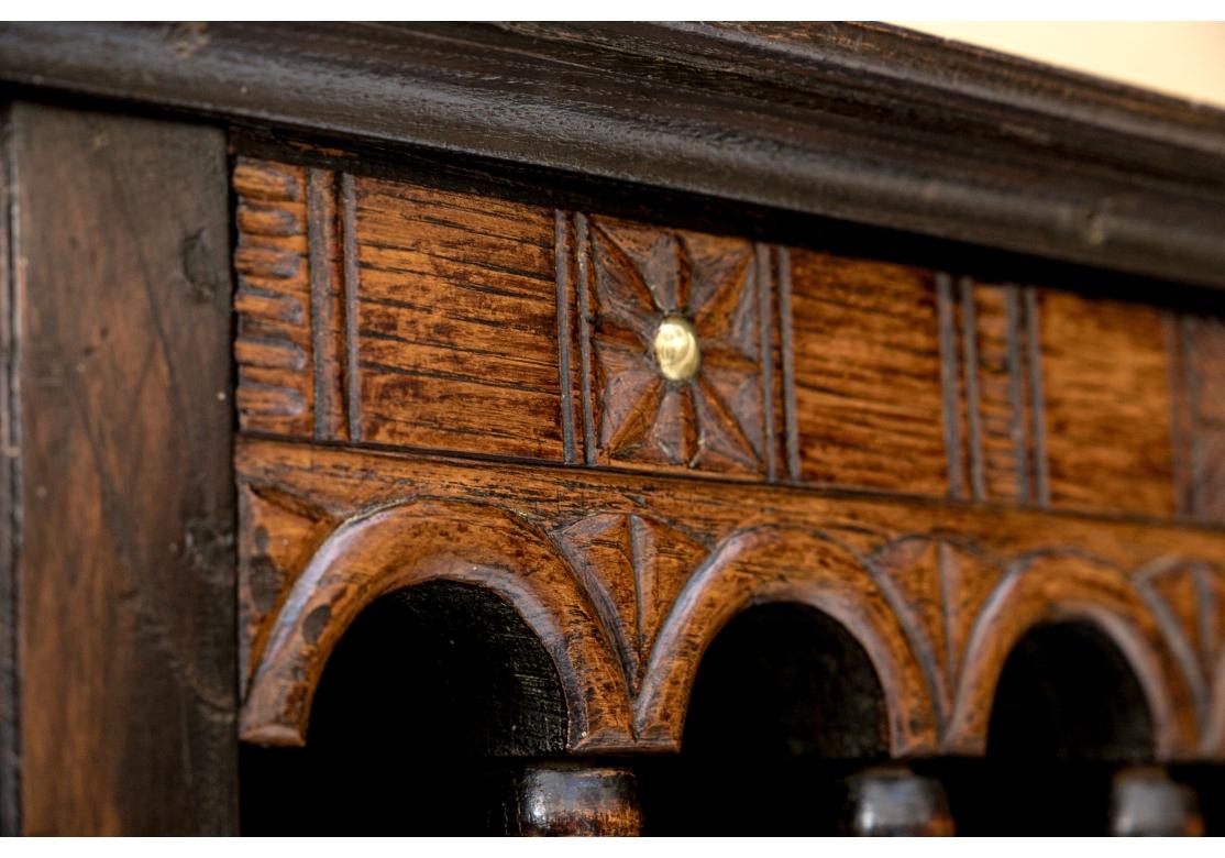 Lit français du 19e siècle sculpté, fermé comme une armoire sur un stand en vente 5