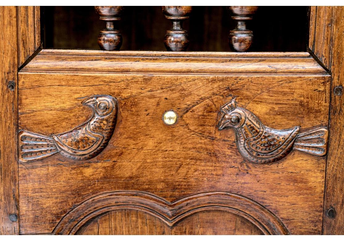 Lit français du 19e siècle sculpté, fermé comme une armoire sur un stand en vente 7