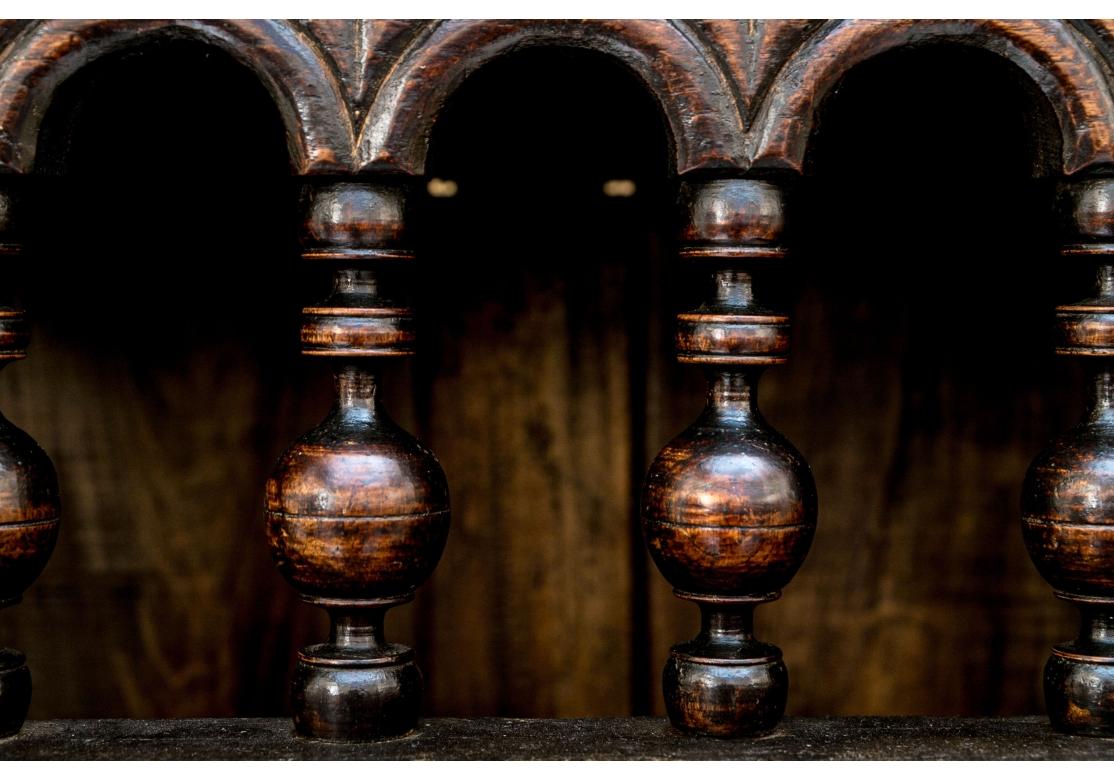 Lit français du 19e siècle sculpté, fermé comme une armoire sur un stand en vente 8