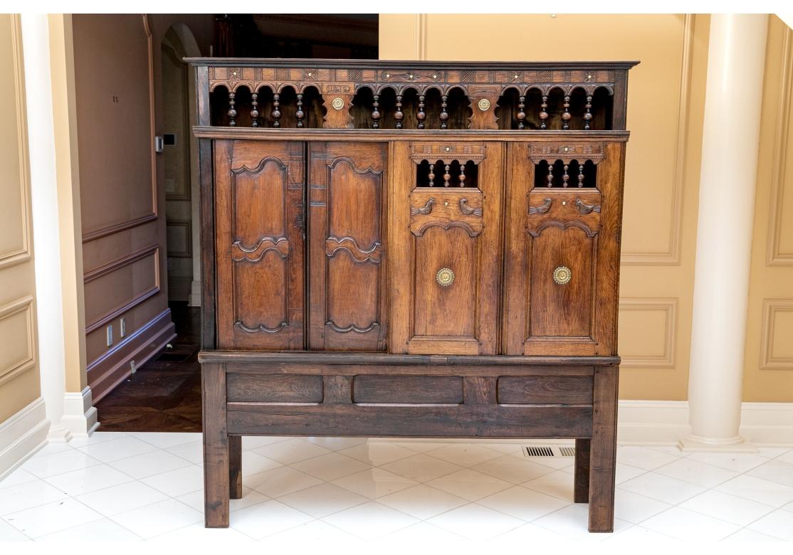 Lit français du 19e siècle sculpté, fermé comme une armoire sur un stand en vente 9