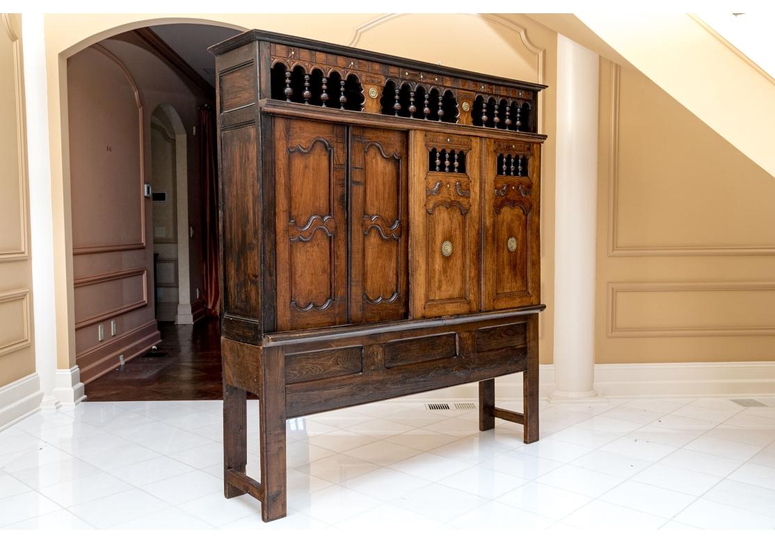 Lit français du 19e siècle sculpté, fermé comme une armoire sur un stand en vente 10