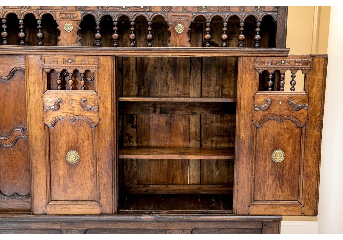 Lit français du 19e siècle sculpté, fermé comme une armoire sur un stand en vente 11