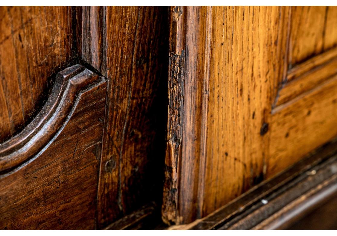 Sculpté Lit français du 19e siècle sculpté, fermé comme une armoire sur un stand en vente
