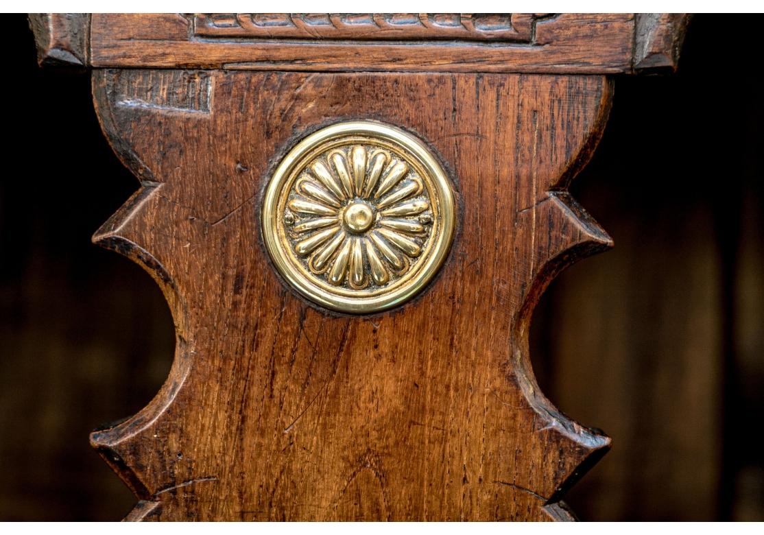 Lit français du 19e siècle sculpté, fermé comme une armoire sur un stand Abîmé - En vente à Bridgeport, CT
