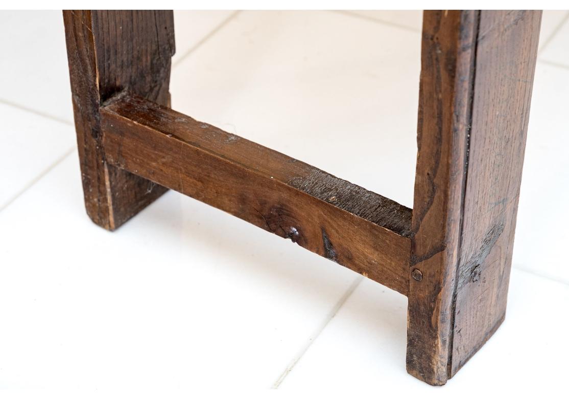 Bois Lit français du 19e siècle sculpté, fermé comme une armoire sur un stand en vente
