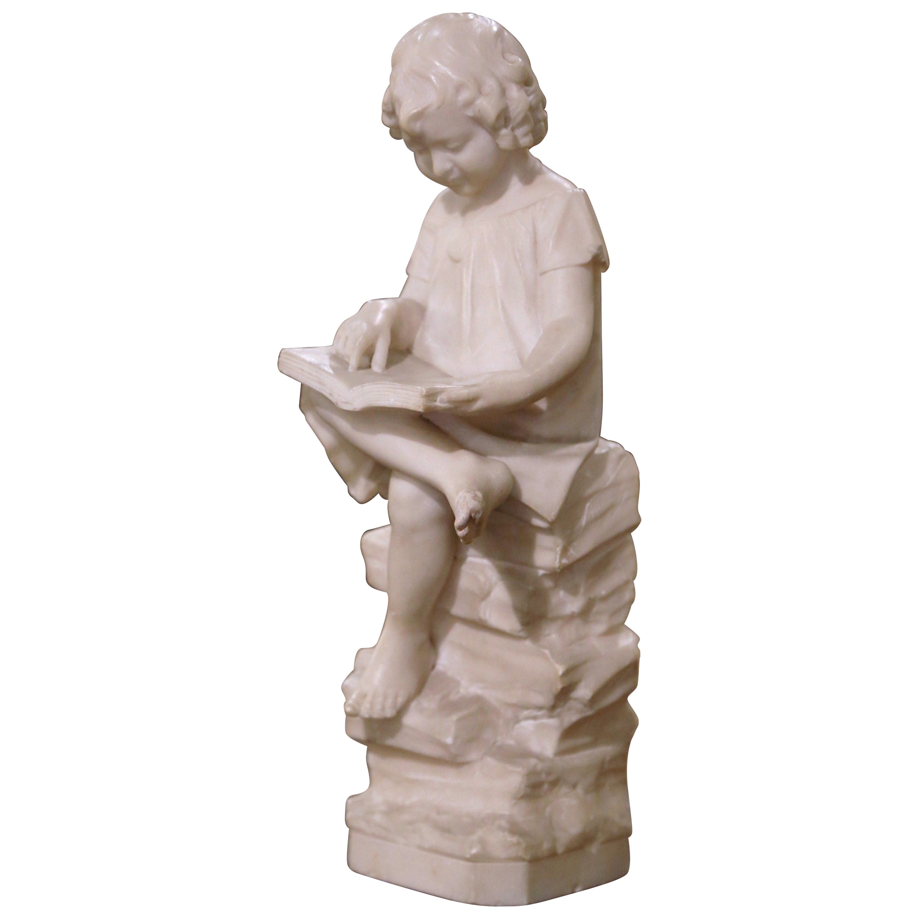 Statua in marmo intagliato francese del XIX secolo raffigurante una giovane ragazza seduta che legge