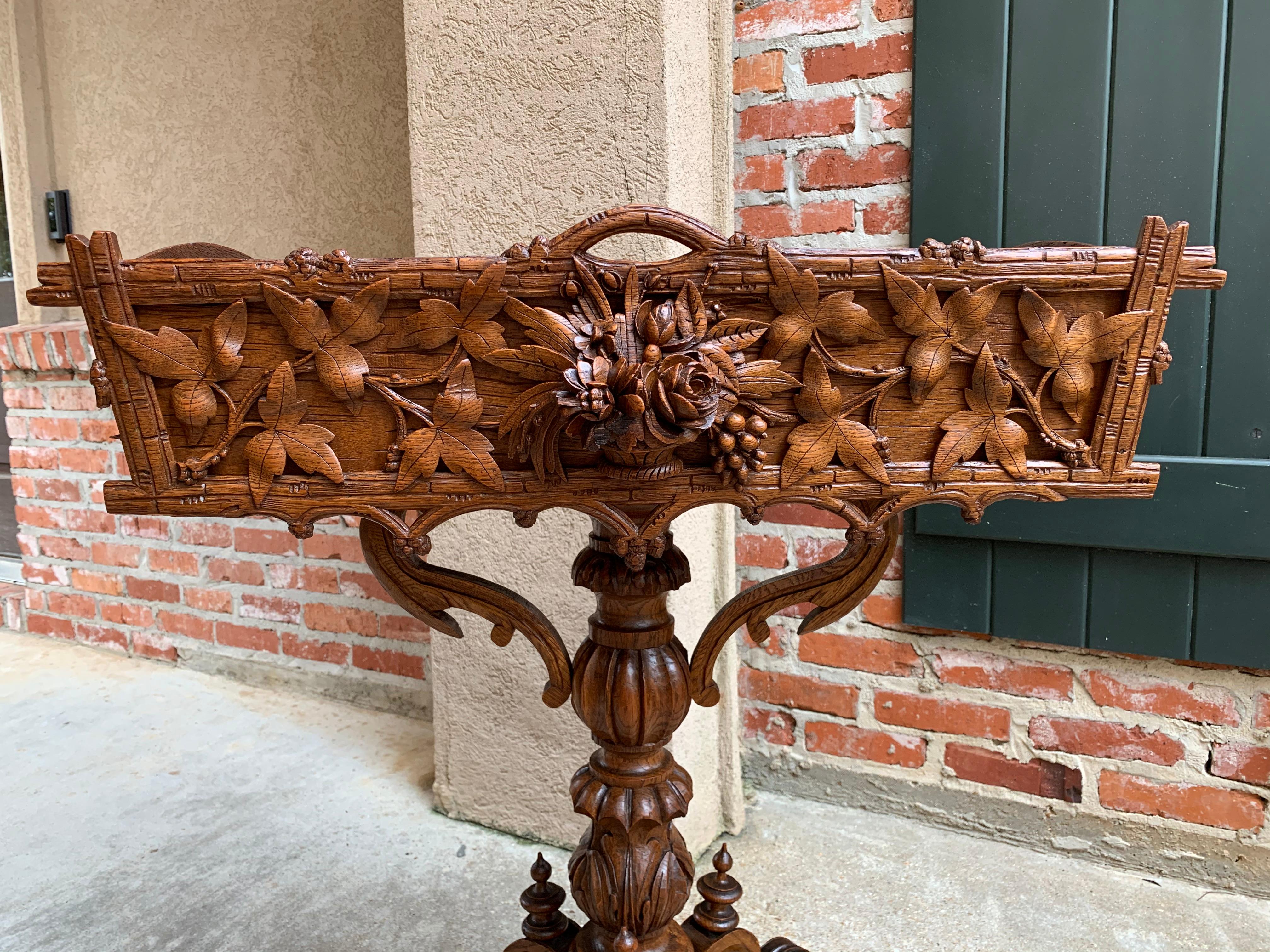 19th Century French Carved Oak Black Forest Plant Stand Jardinière Flower Box In Good Condition In Shreveport, LA