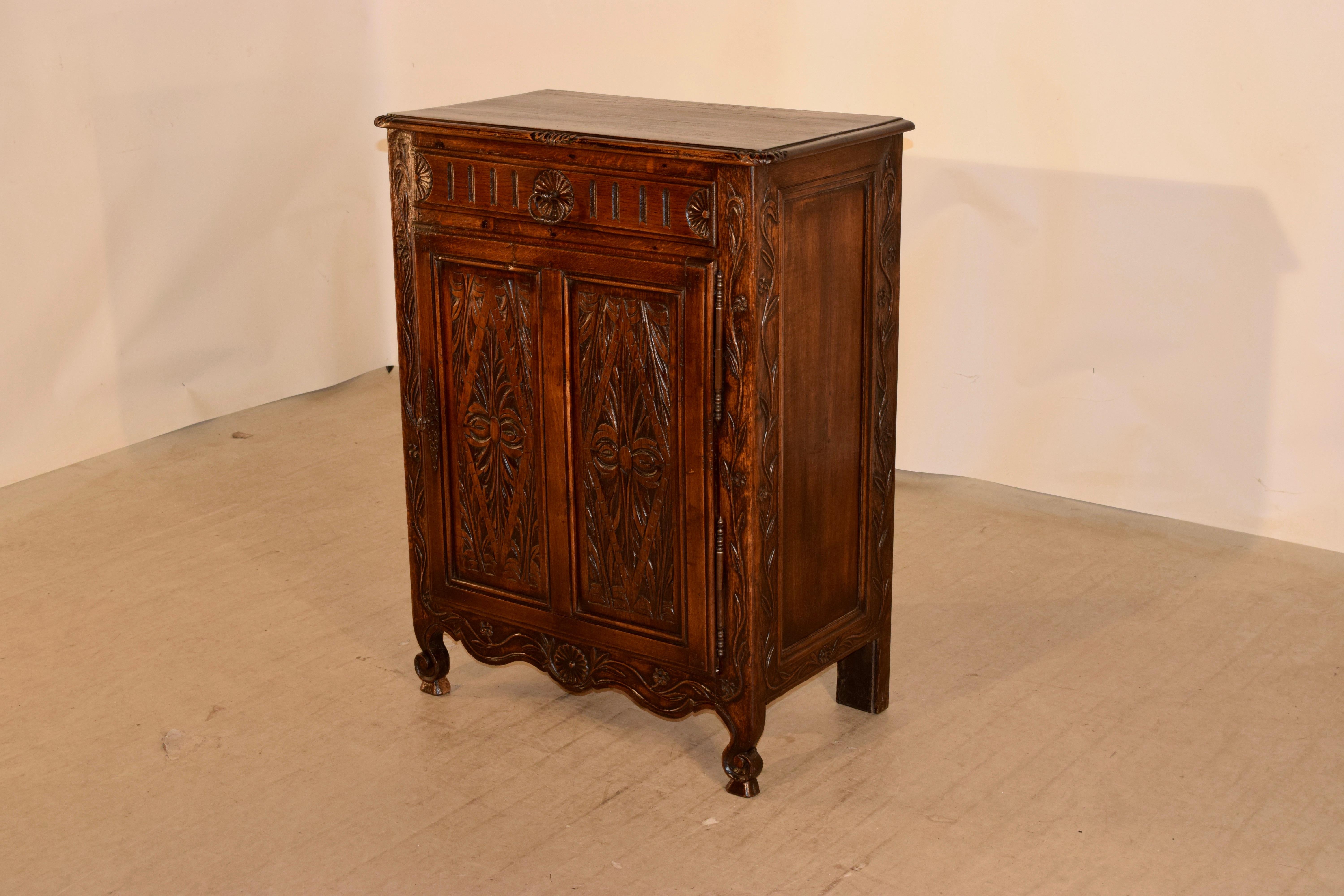 19th Century French Carved Oak Buffet In Good Condition For Sale In High Point, NC