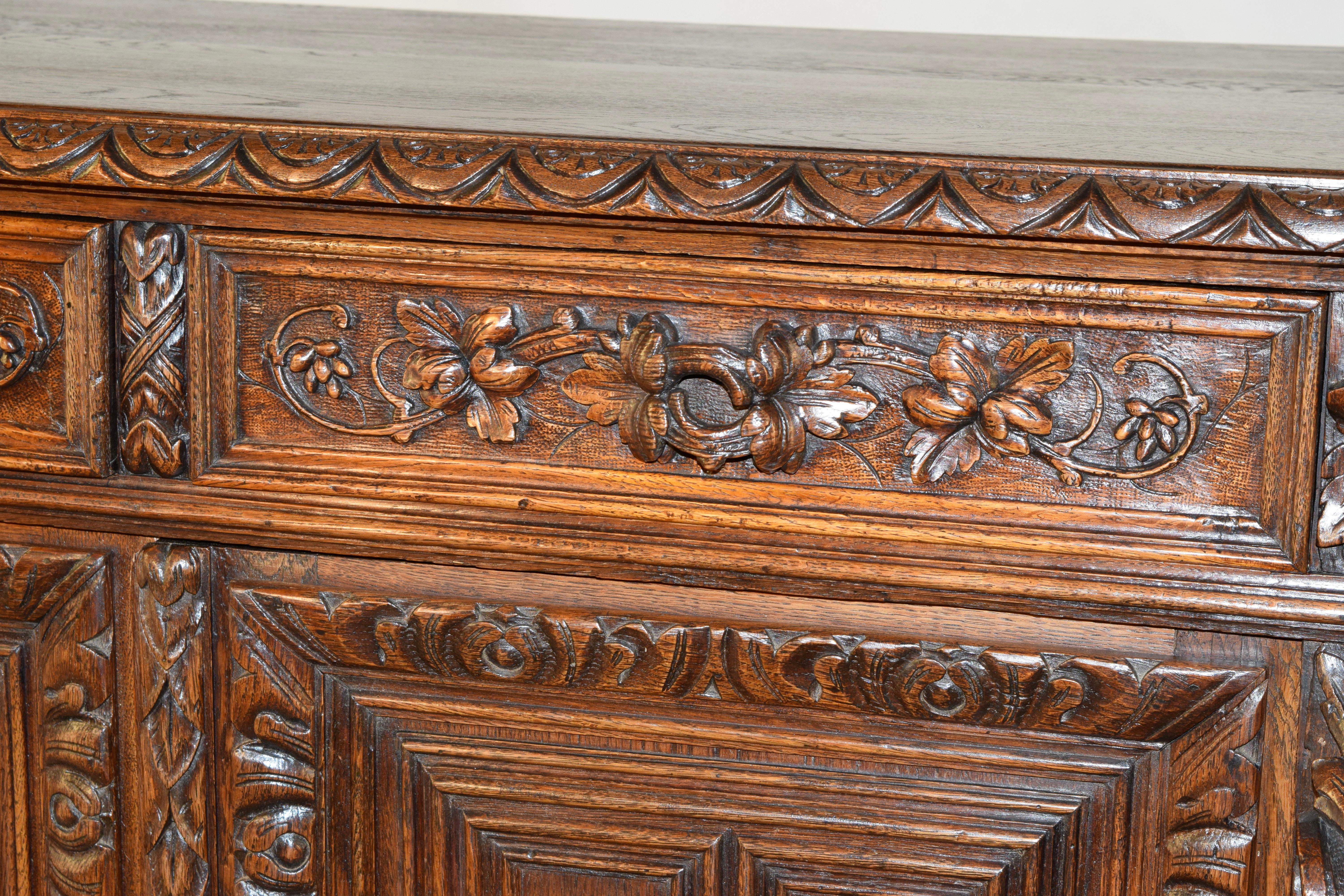 Buffet francese in Oak intagliato del XIX secolo in vendita 1