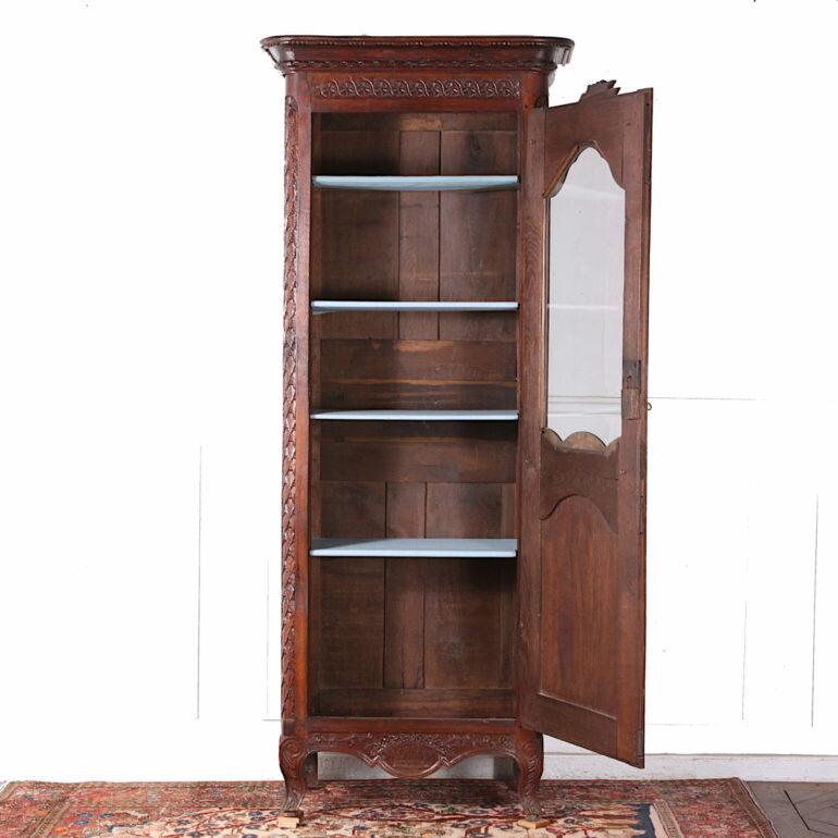 19th Century, French, Carved Oak Cabinet Vitrine Bookcase In Good Condition In Vancouver, British Columbia