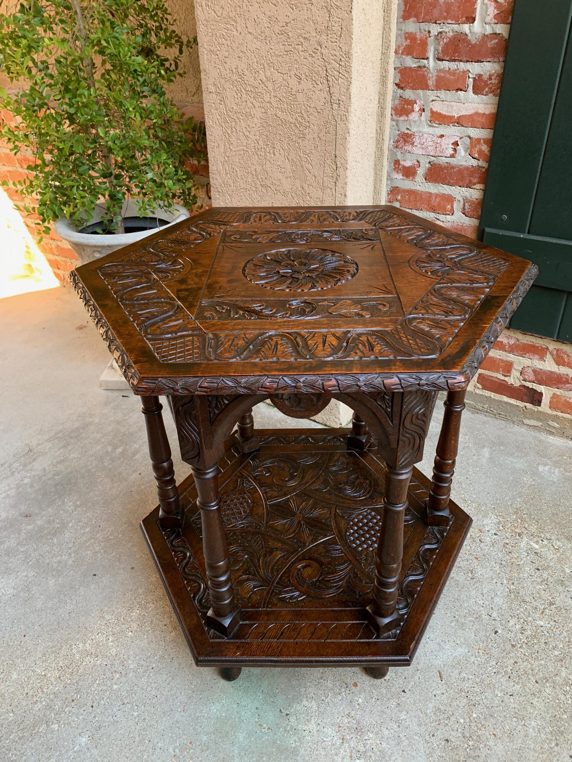Ancienne table d'appoint française en chêne sculpté, étagère hexagonale à deux niveaux, vers 1890 en vente 5