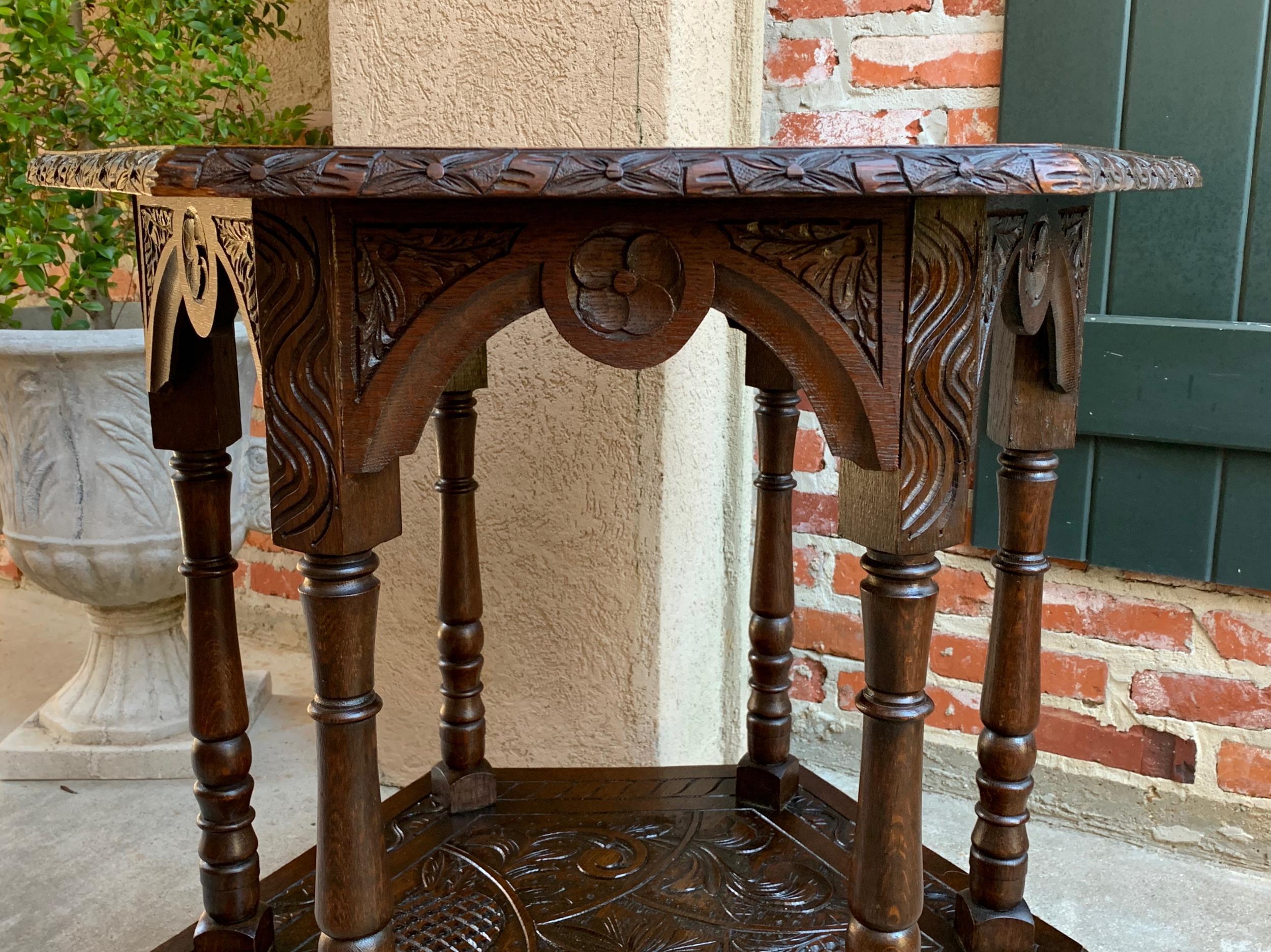 XIXe siècle Ancienne table d'appoint française en chêne sculpté, étagère hexagonale à deux niveaux, vers 1890 en vente