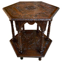 Ancienne table d'appoint française en chêne sculpté, étagère hexagonale à deux niveaux, vers 1890