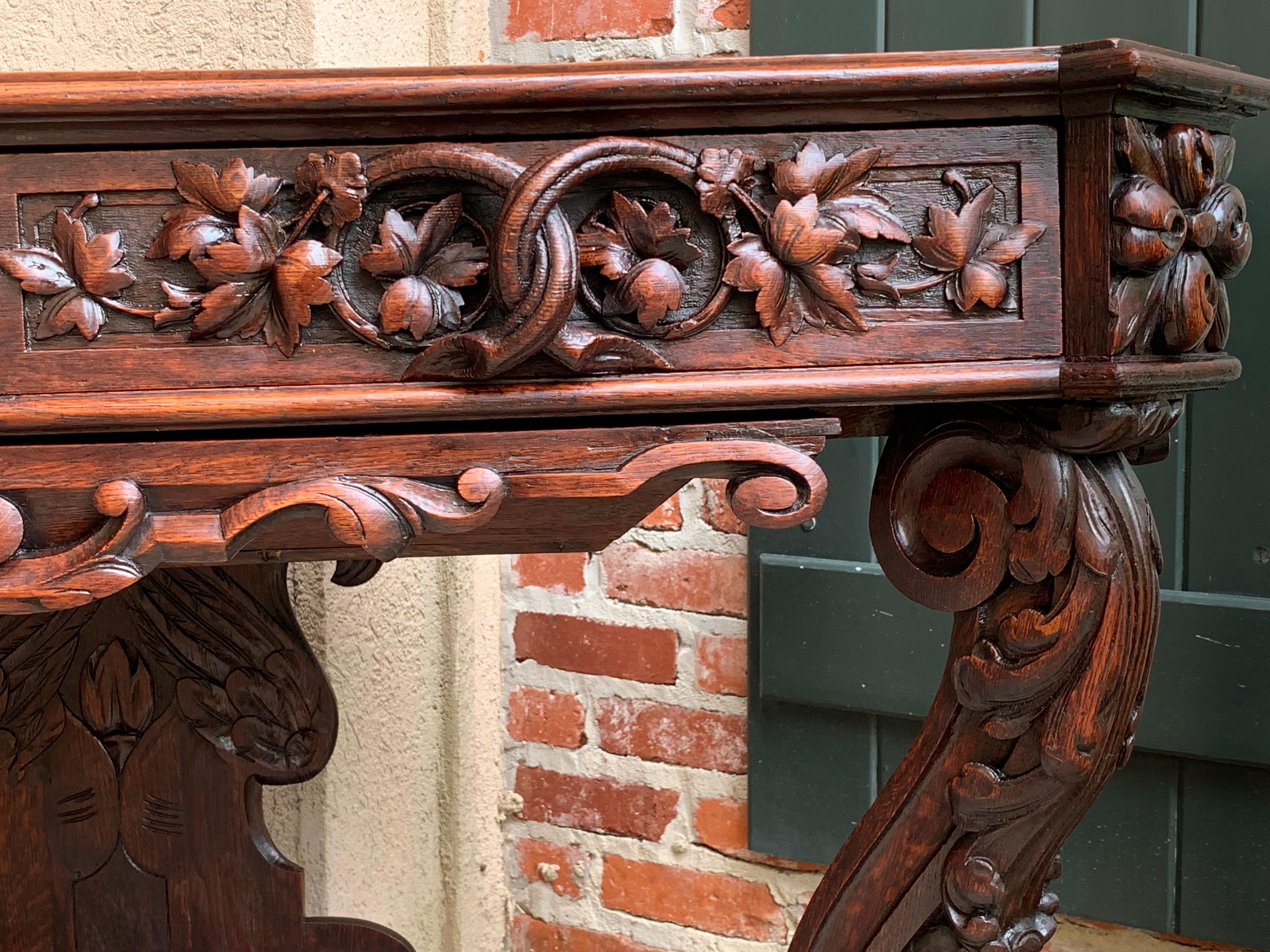 Console en chêne sculpté du 19ème siècle pour canapé, table d'appoint ou buffet Forêt-Noire en vente 9
