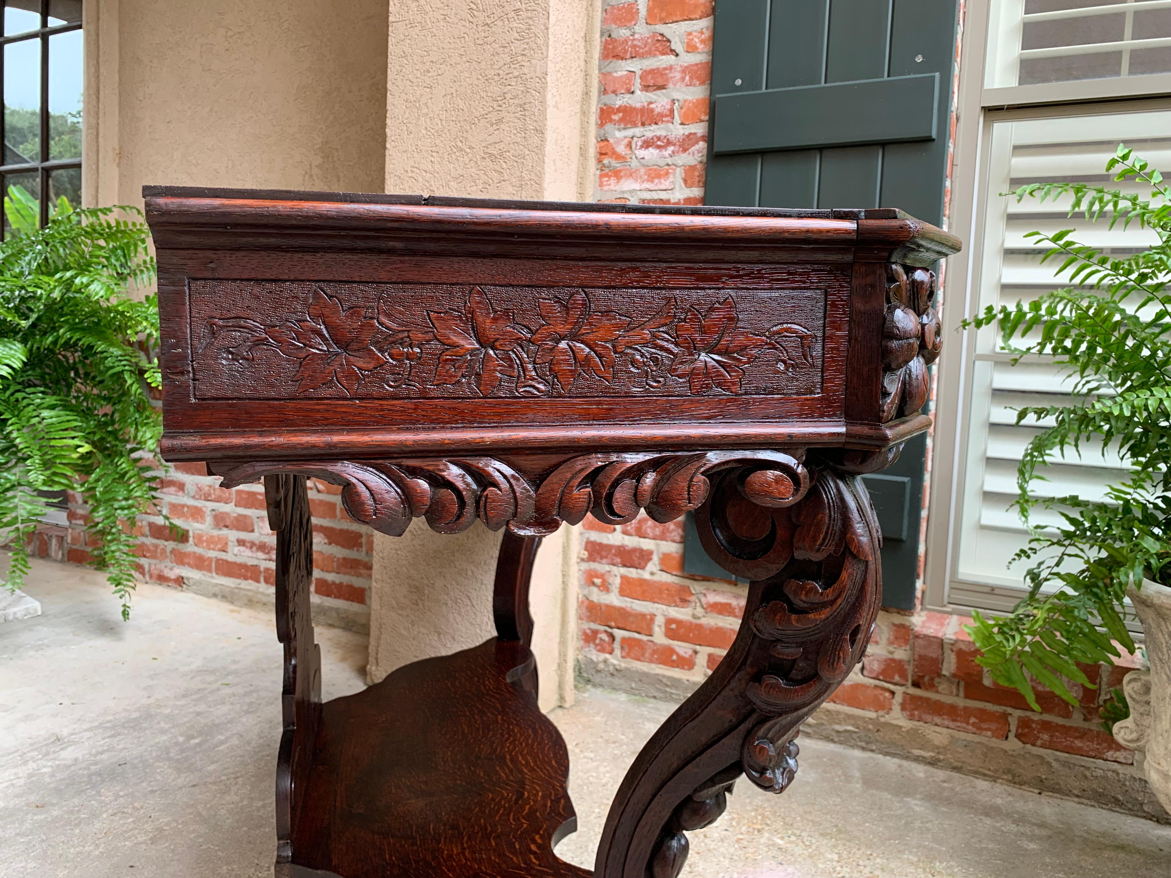 Console en chêne sculpté du 19ème siècle pour canapé, table d'appoint ou buffet Forêt-Noire en vente 12