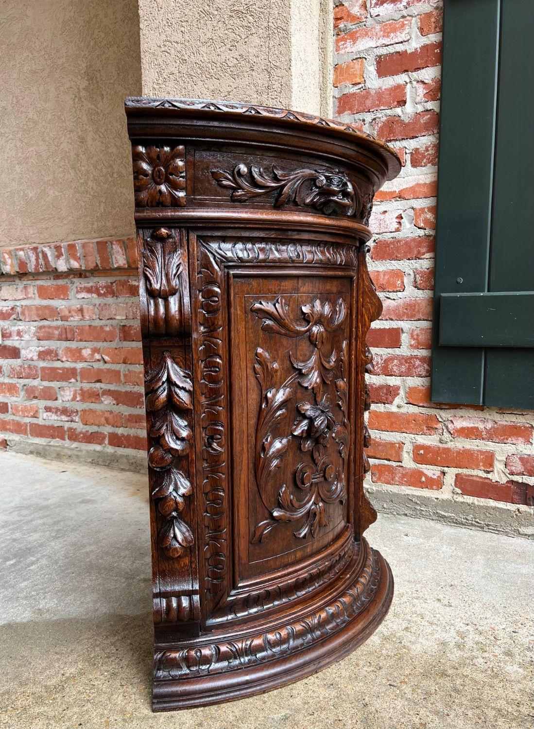 19th Century French Carved Oak Corner Cabinet Renaissance Petite Arched Front In Good Condition In Shreveport, LA