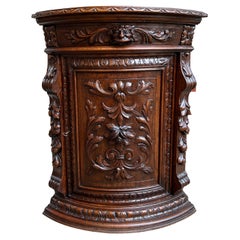 Armadio angolare francese del XIX secolo in Oak intagliato Rinascimento Petite con fronte ad arco