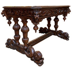 Table d'appoint de bureau en chêne sculpté du 19ème siècle avec dauphin Renaissance gothique
