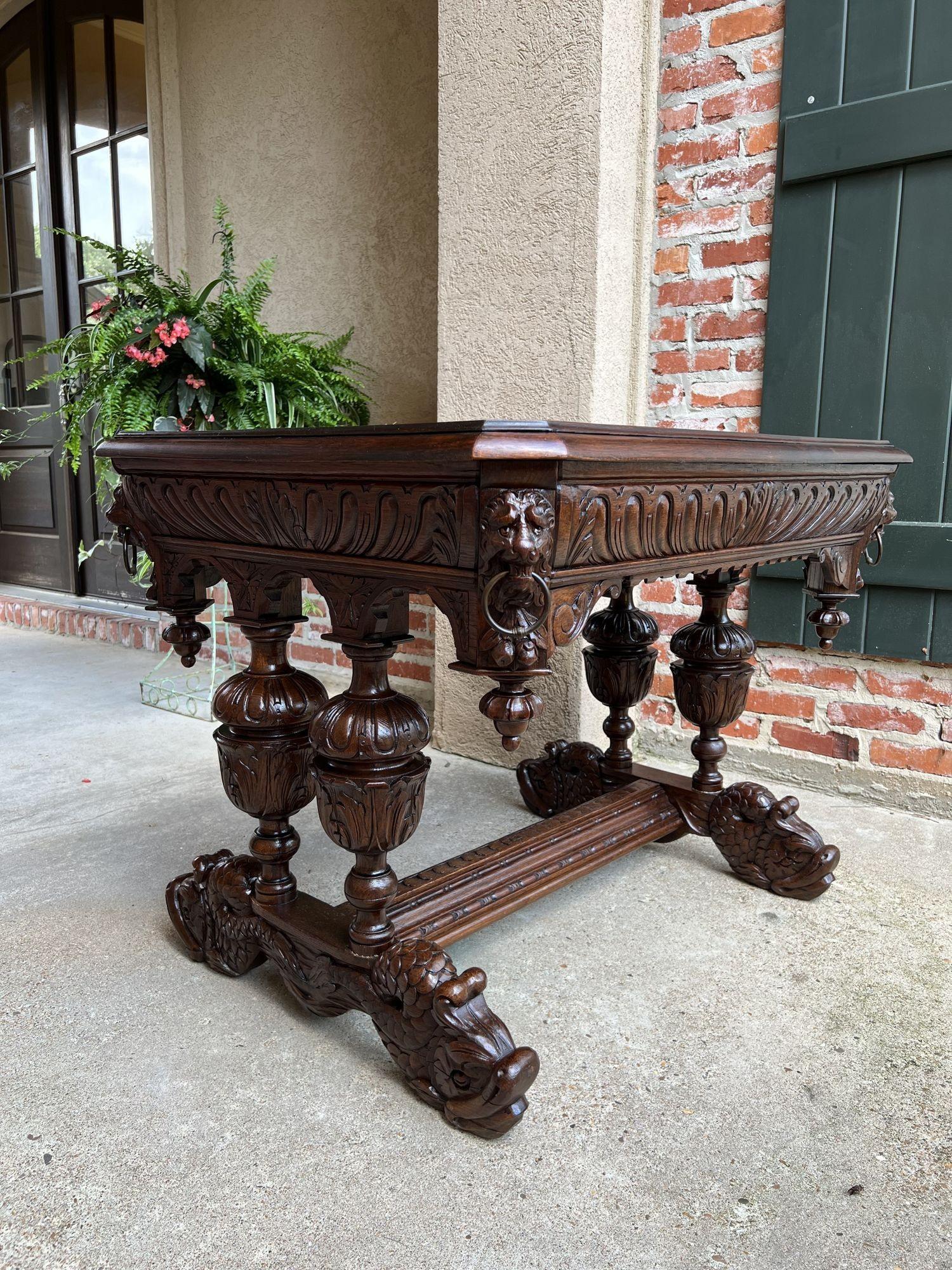 Table de bibliothèque dauphin en chêne français sculpté du 19ème siècle, bureau Renaissance Gothique.
 
En provenance directe de France, une élégante table de bibliothèque ancienne sculptée ou bureau plat, communément appelée table 