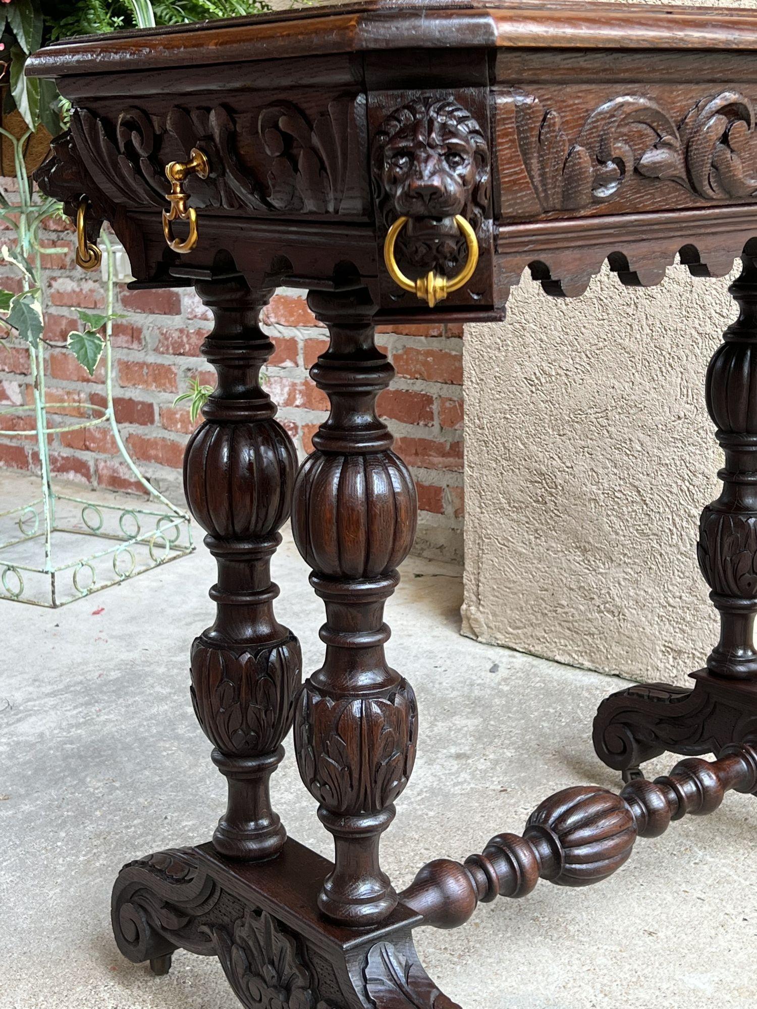 Ancienne table d'appoint française en chêne sculpté Petit bureau gothique Renaissance Bon état - En vente à Shreveport, LA