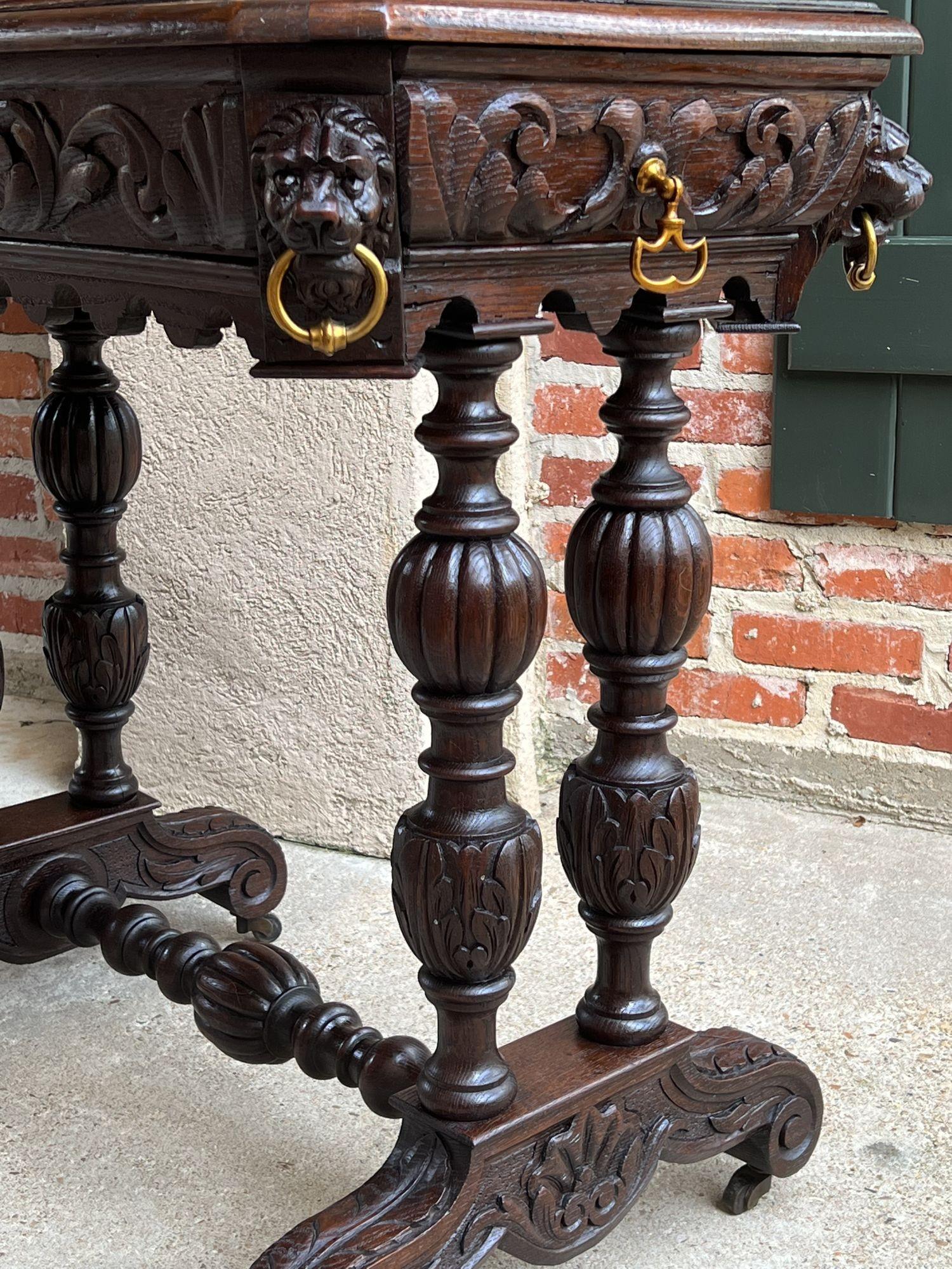 Fin du XIXe siècle Ancienne table d'appoint française en chêne sculpté Petit bureau gothique Renaissance en vente