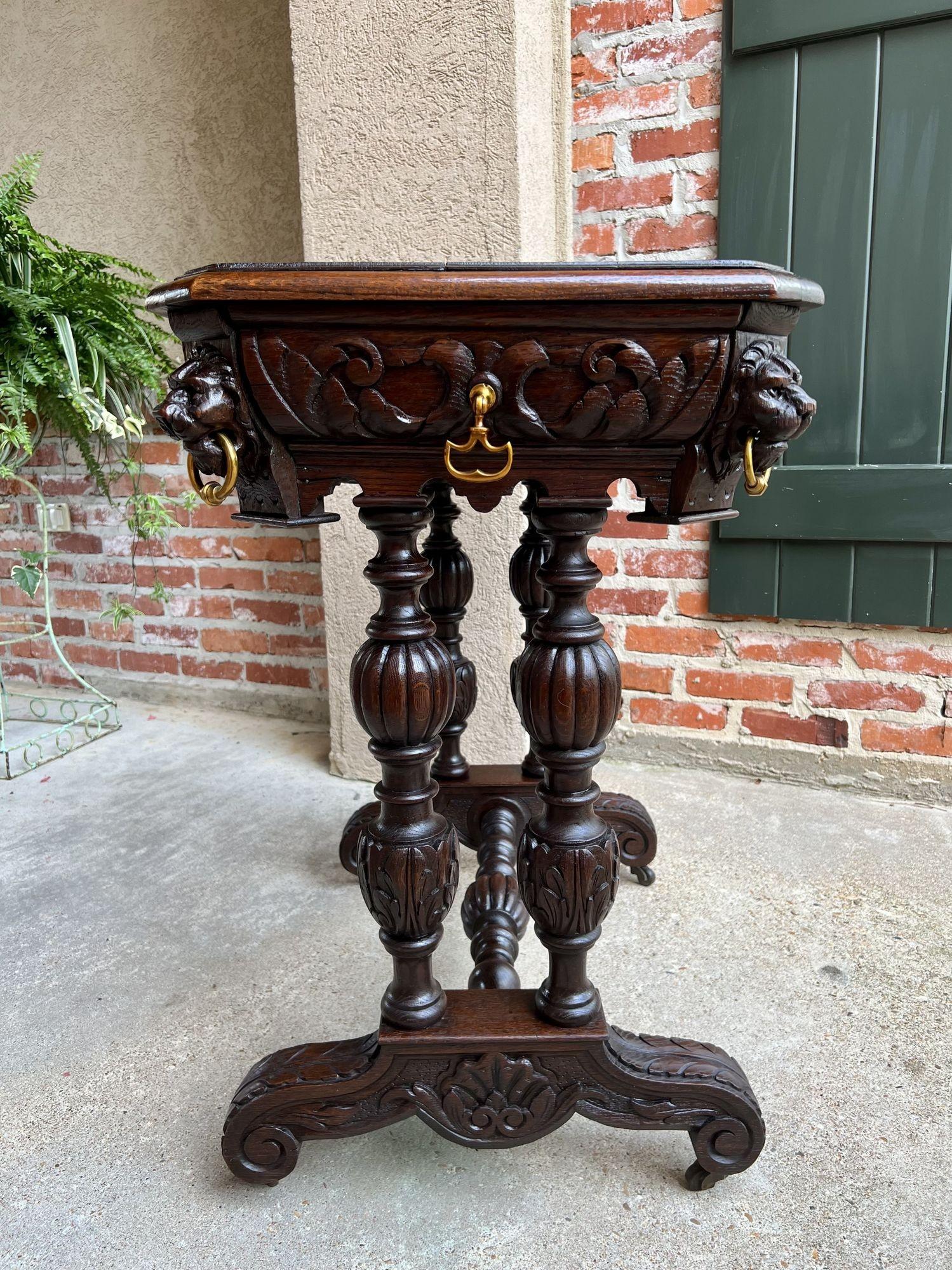 Chêne Ancienne table d'appoint française en chêne sculpté Petit bureau gothique Renaissance en vente
