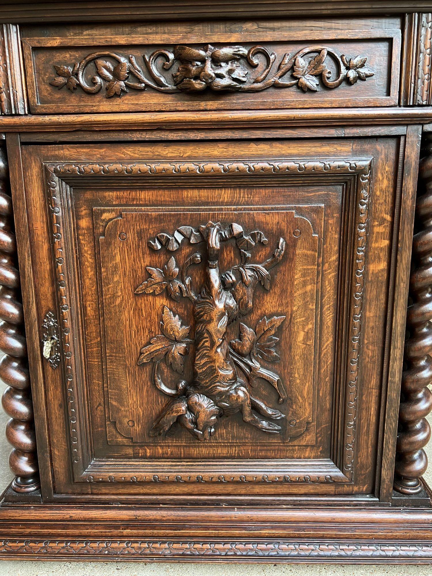 Sculpté à la main Ancienne armoire française en chêne sculpté Barley Twist Black Forest Wine Bar Renaissance en vente