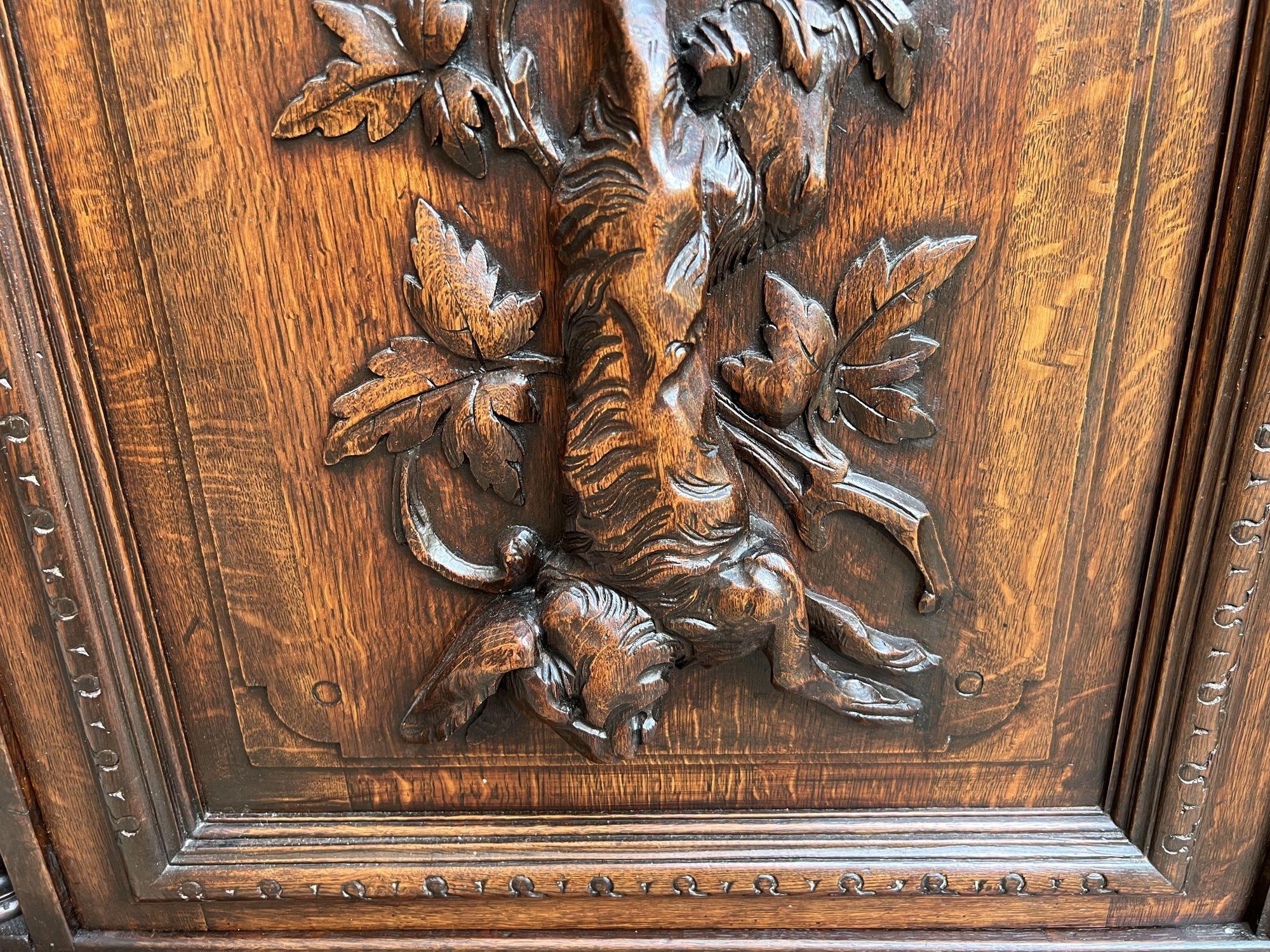 Ancienne armoire française en chêne sculpté Barley Twist Black Forest Wine Bar Renaissance Bon état - En vente à Shreveport, LA