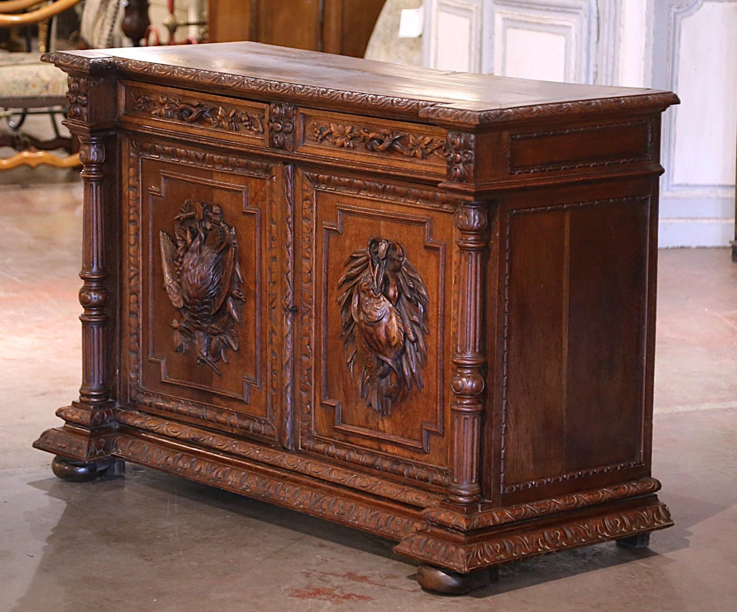 Per un pescatore o un cacciatore di uccelli all'ultimo grido, non cercare altro che questo squisito buffet Black Forest! Realizzato in Francia, intorno al 1860, l'antico mobile poggia su piedini a conchiglia su uno zoccolo incassato decorato con
