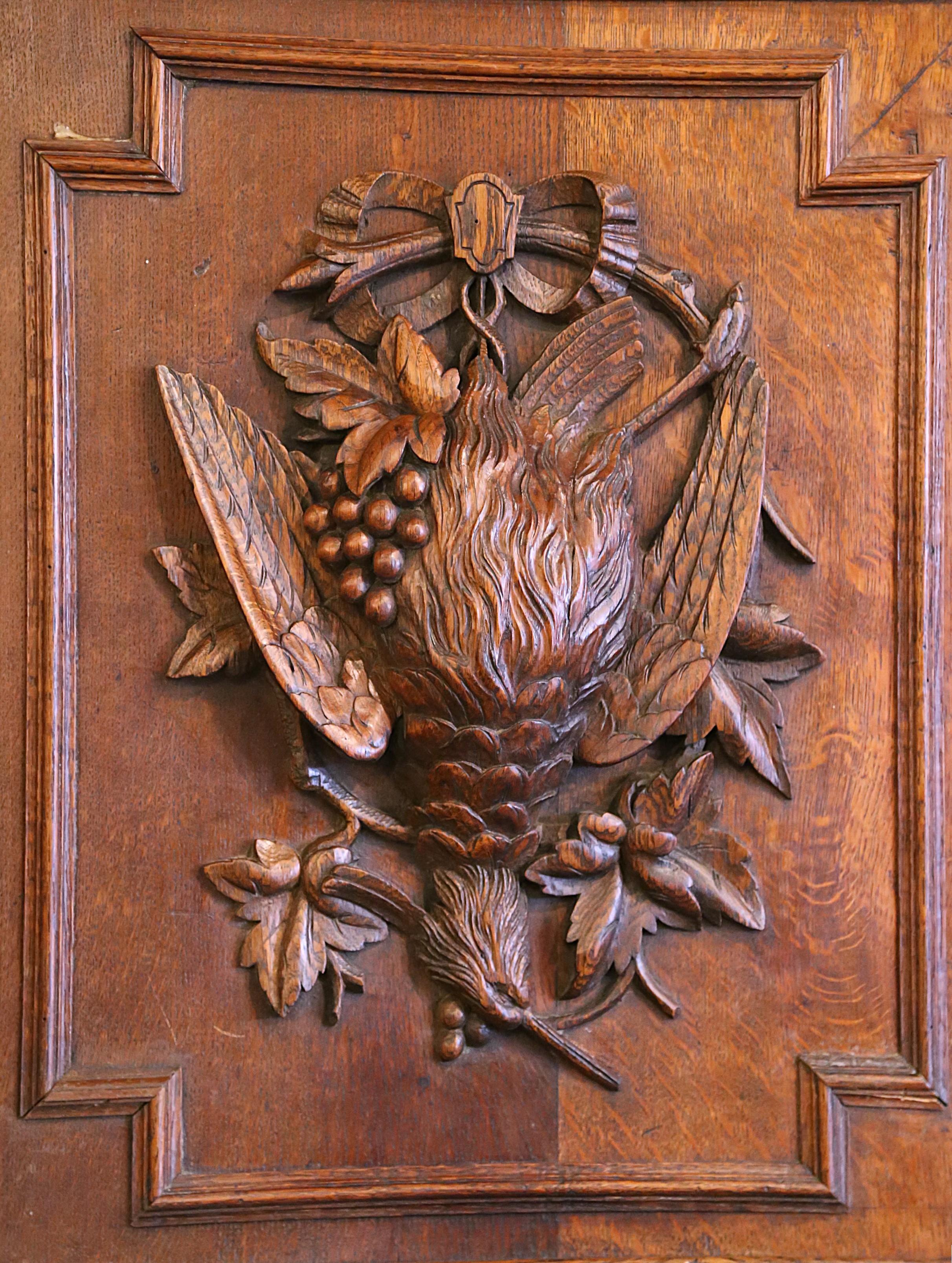 Francese Mobile da caccia francese del XIX secolo in Oak intagliato con motivi di uccelli e pesci in vendita