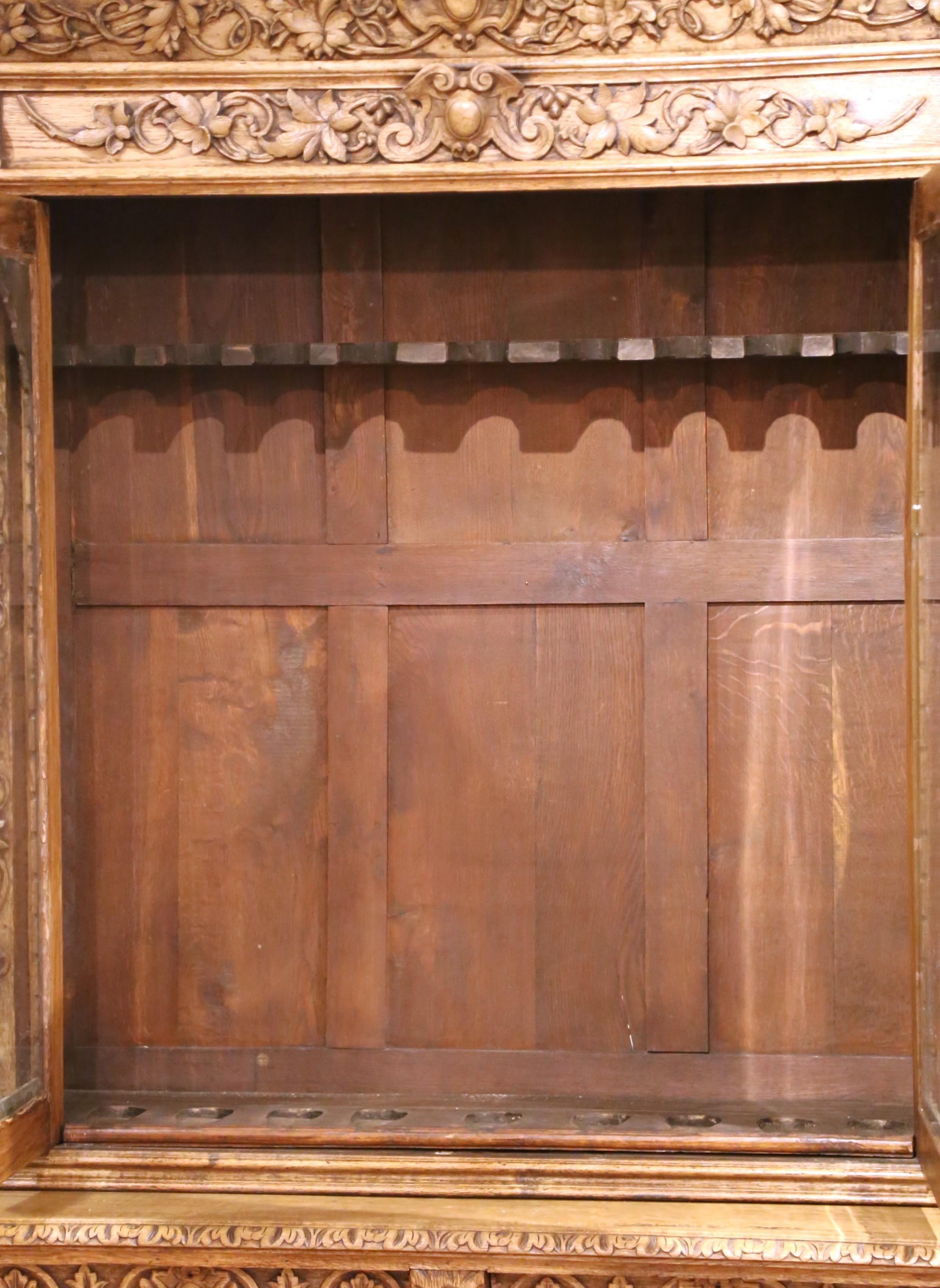 19th Century French Carved Oak Nine-Gun Cabinet with Bird and hunt Motifs For Sale 4