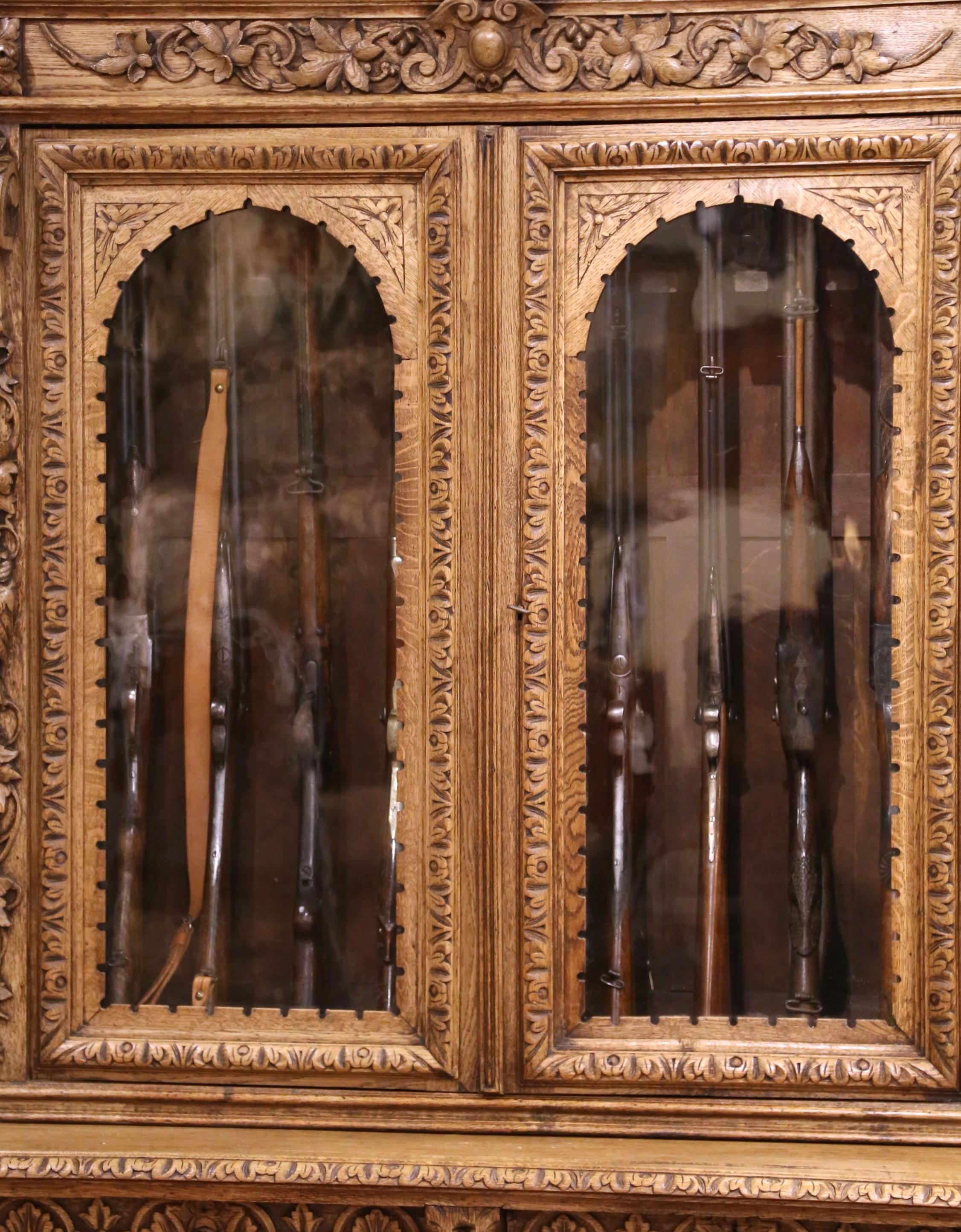 19th Century French Carved Oak Nine-Gun Cabinet with Bird and hunt Motifs For Sale 5
