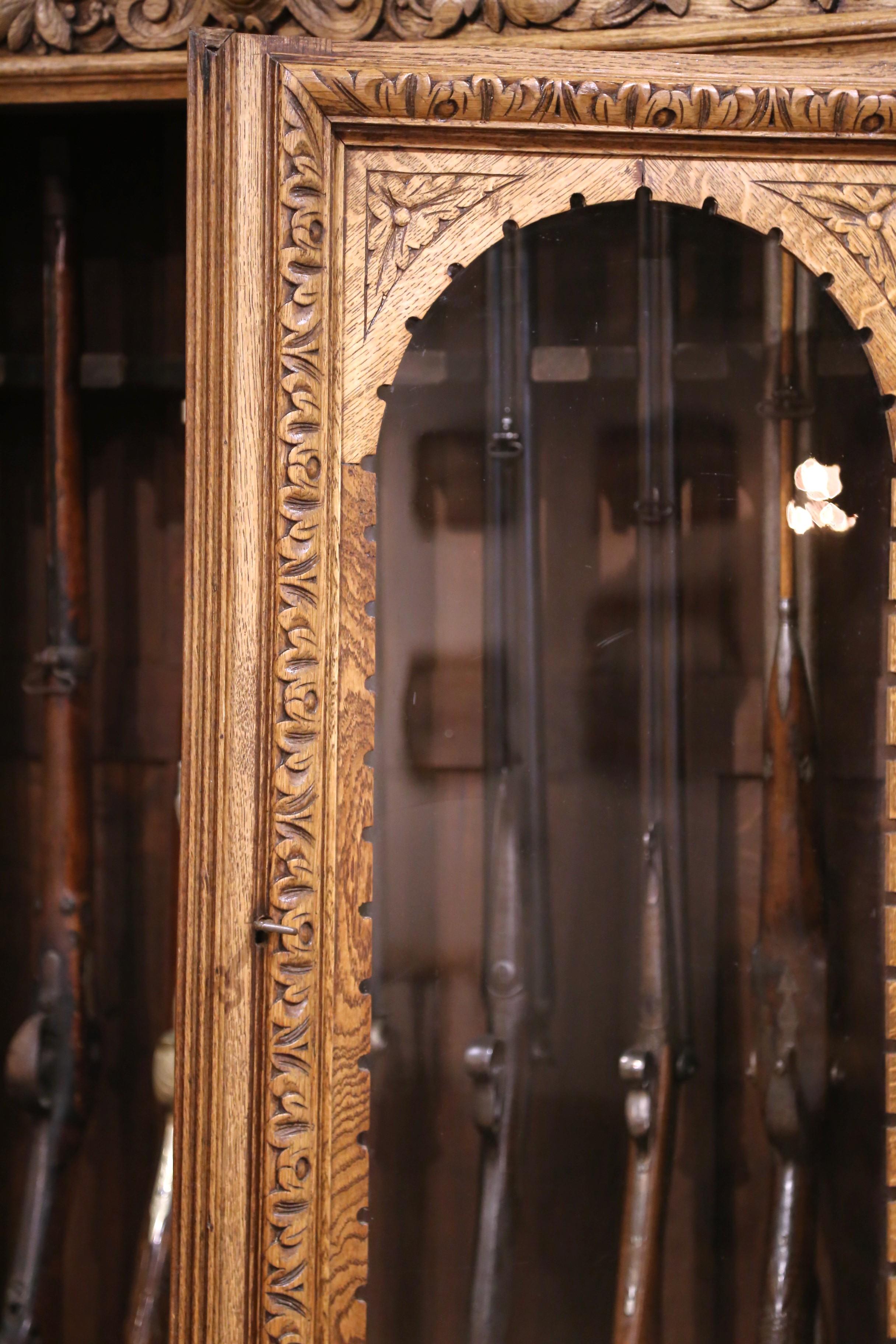 19th Century French Carved Oak Nine-Gun Cabinet with Bird and hunt Motifs For Sale 7