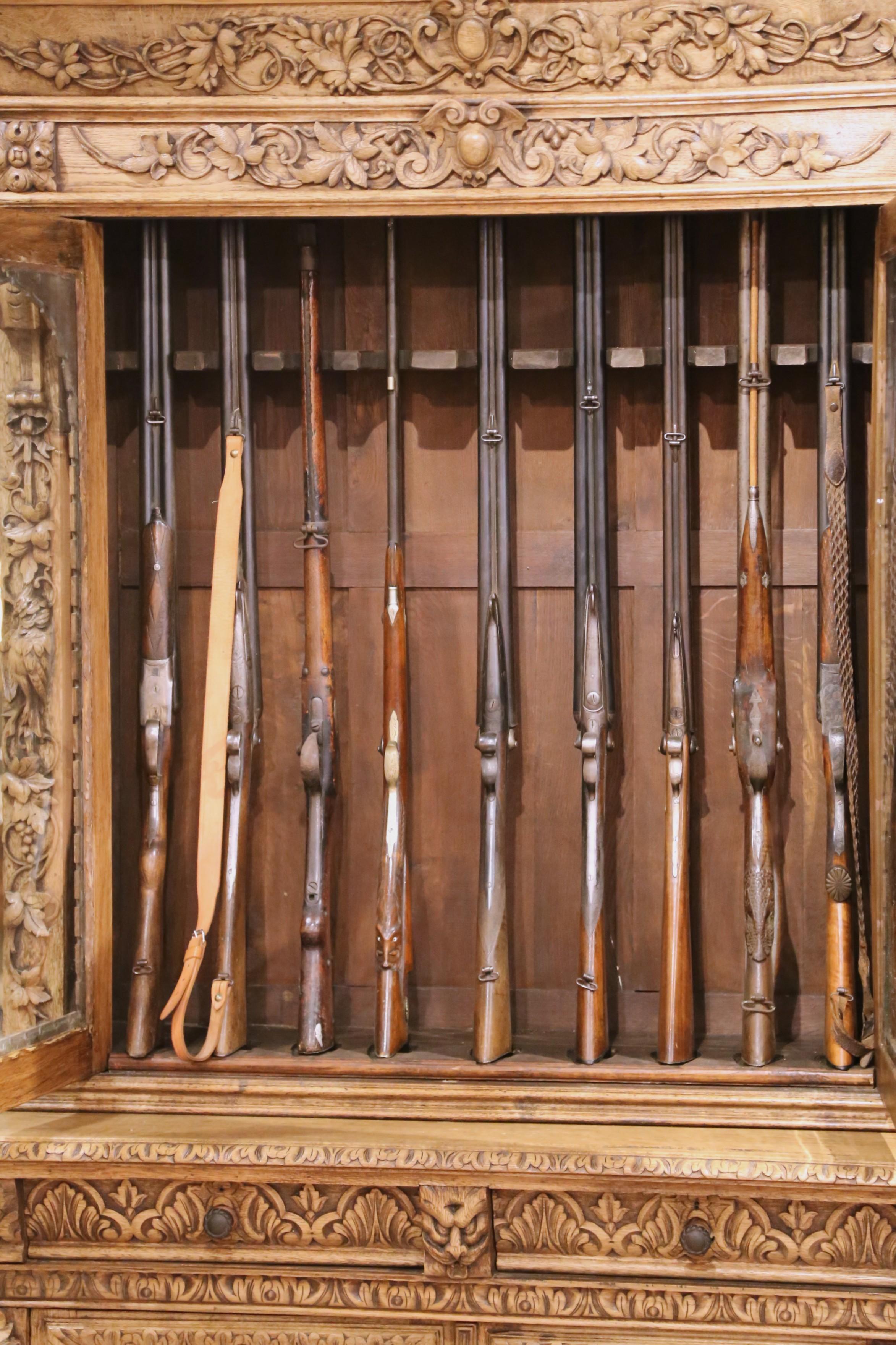 19th Century French Carved Oak Nine-Gun Cabinet with Bird and hunt Motifs In Excellent Condition For Sale In Dallas, TX
