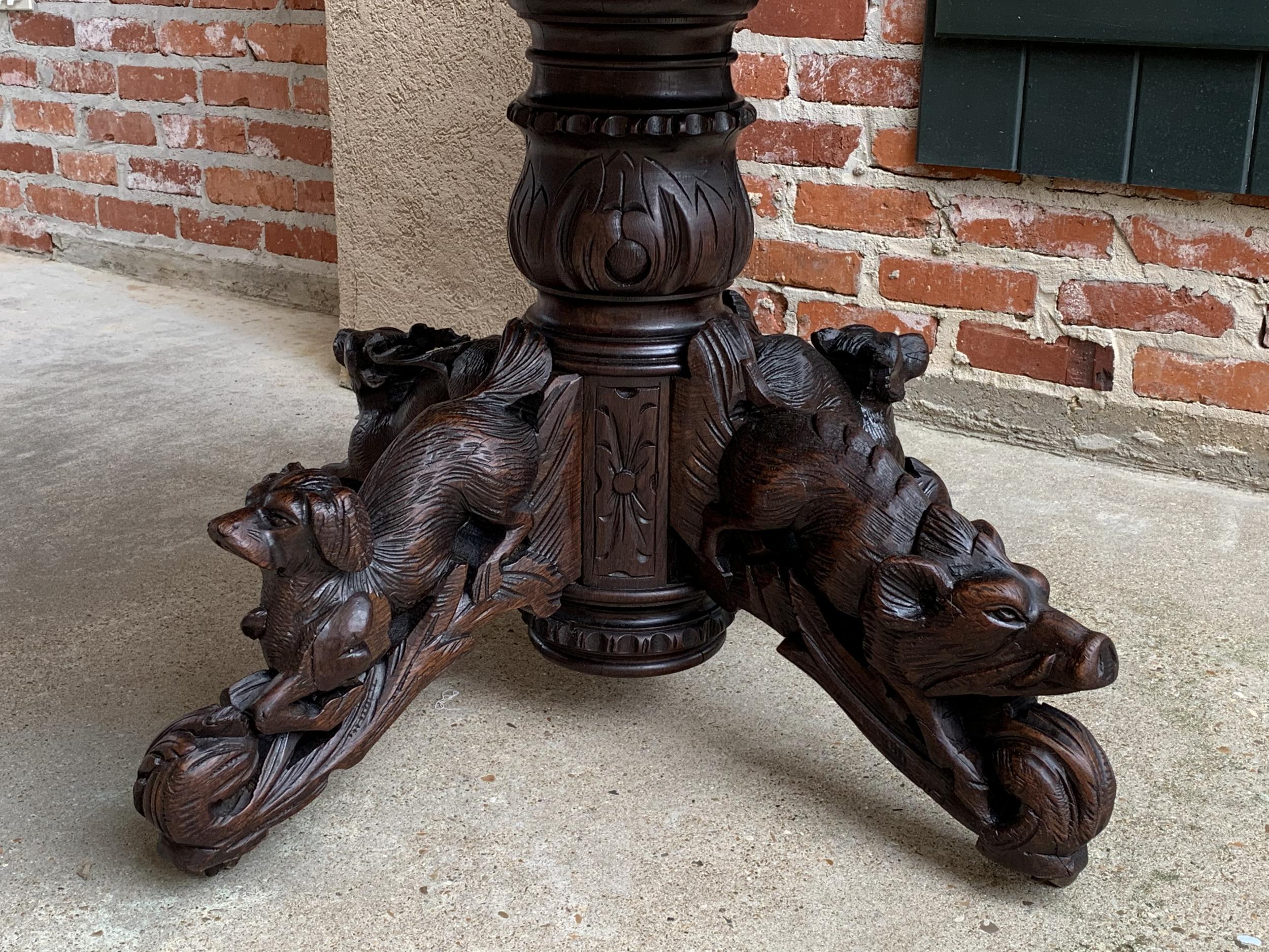 19th Century French Carved Oak Oval Dining Hunt Table Black Forest Animal Lodge In Good Condition In Shreveport, LA