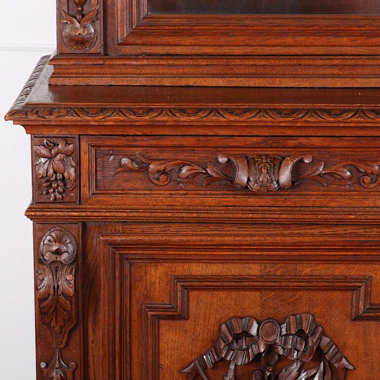 19th Century French Carved Oak Renaissance Revival Hunt Bookcase Cabinet In Good Condition For Sale In Vancouver, British Columbia