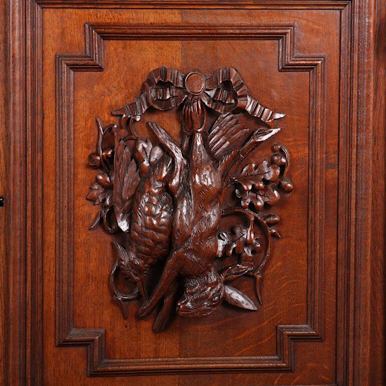 19. Jahrhundert French Carved Oak Renaissance Revival Hunt Bücherregal Schrank (Geschnitzt) im Angebot
