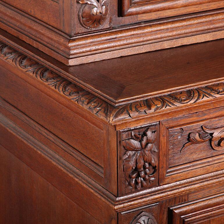 19th Century French Carved Oak Renaissance Revival Hunt Bookcase Cabinet For Sale 3