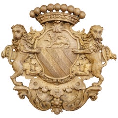 Escudo francés de roble tallado del siglo XIX decorado con leones y corona